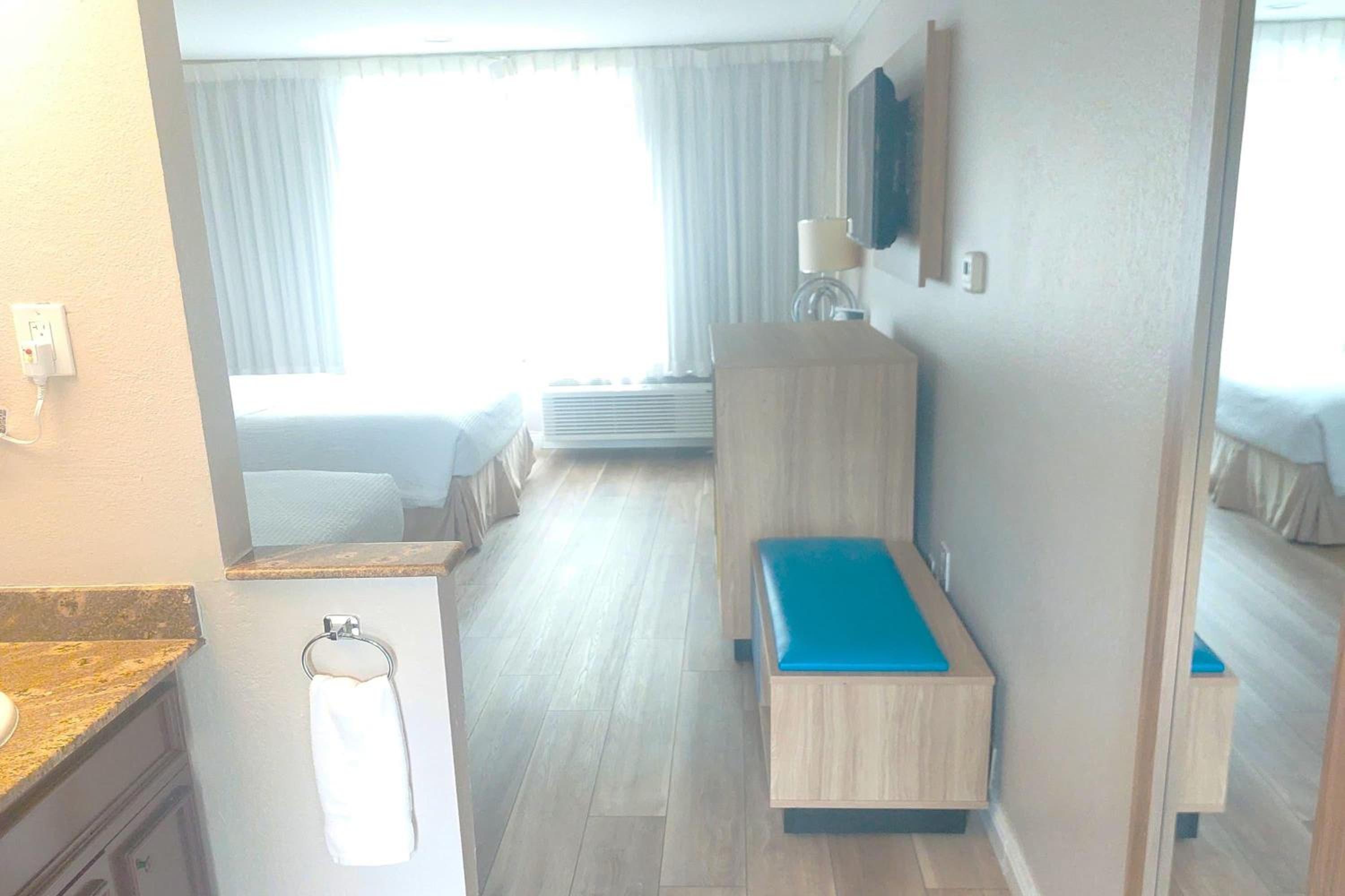 Two-Bedroom Queen Apartment - Non-Smoking - Photo 3