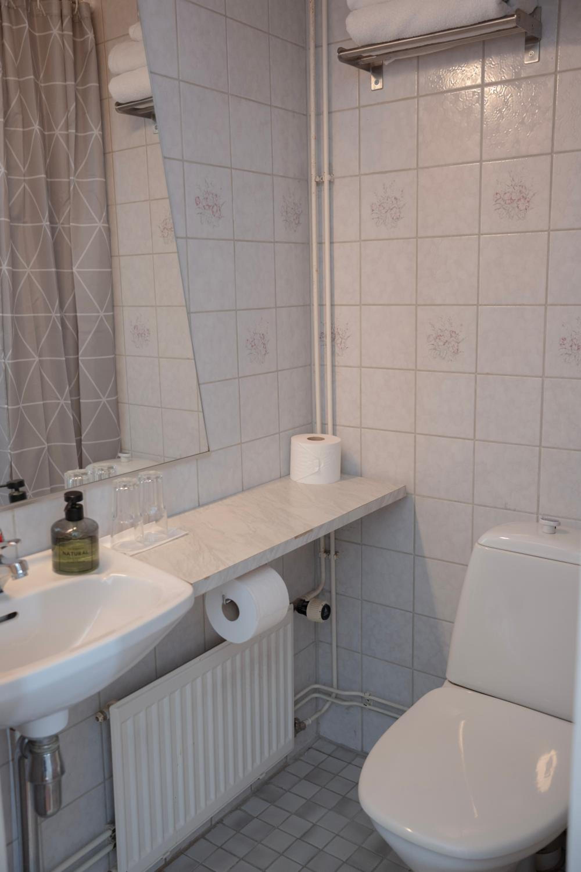 Budget Twin Room - Photo 4