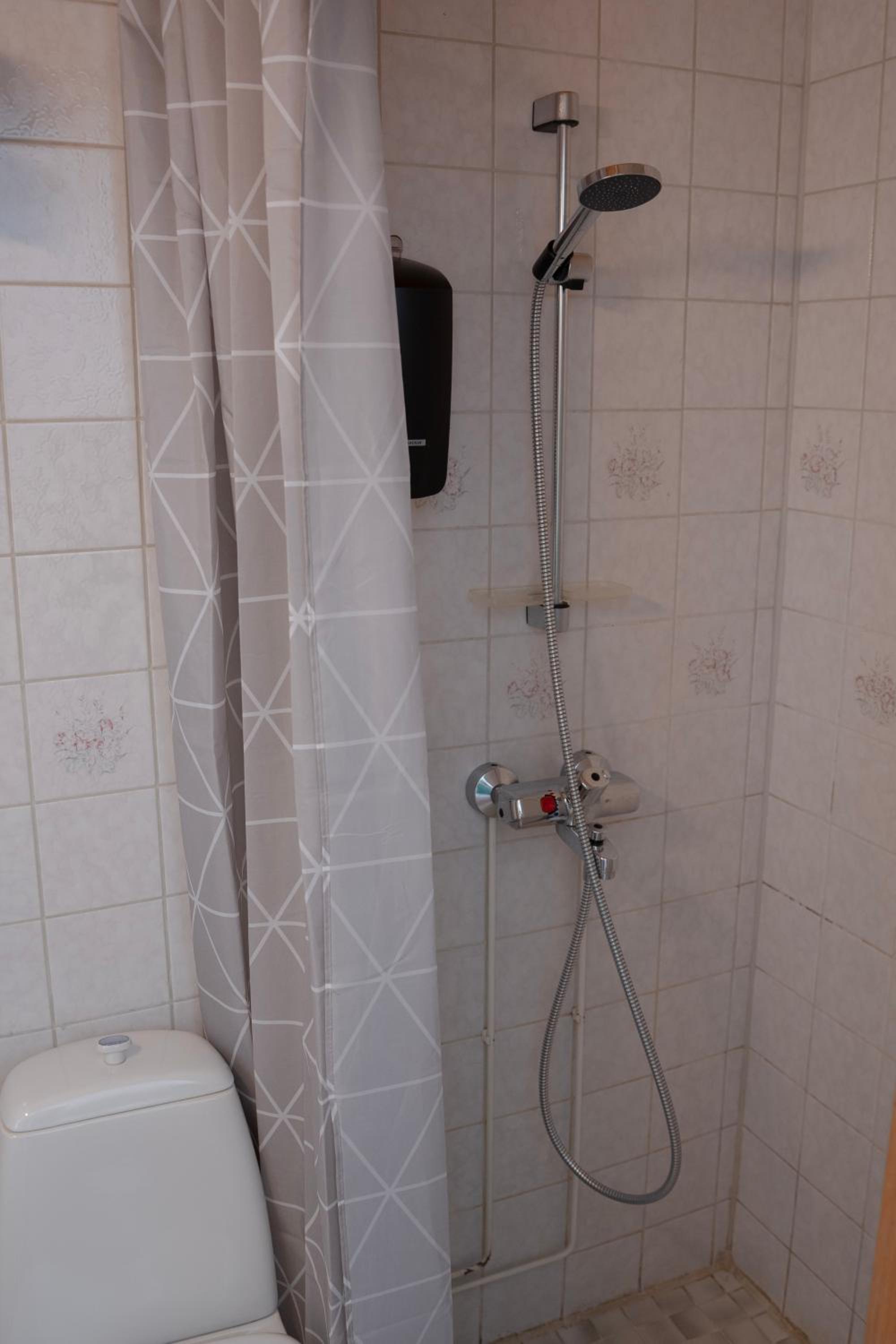 Budget Twin Room - Photo 5