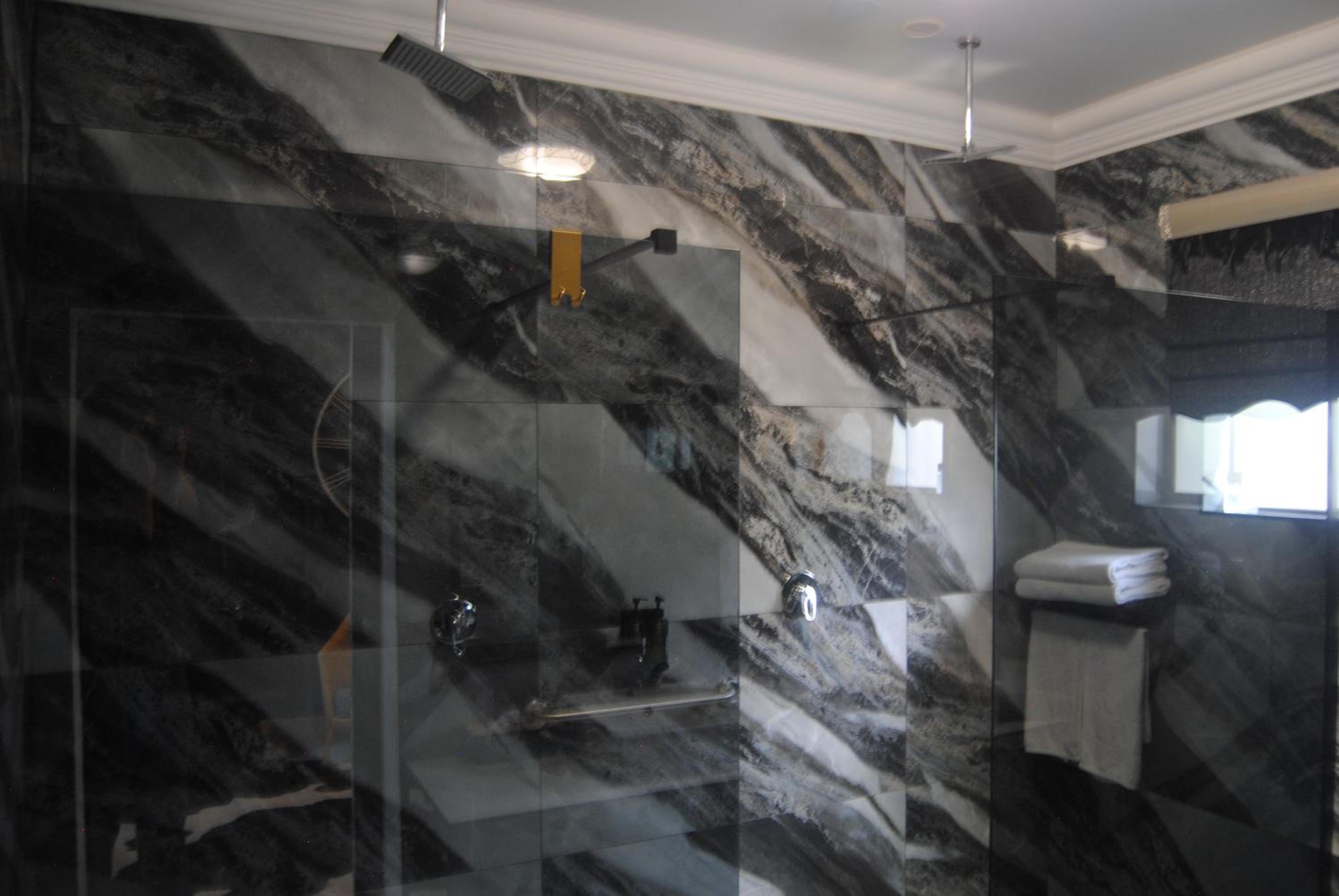 Deluxe King Suite - Photo 2