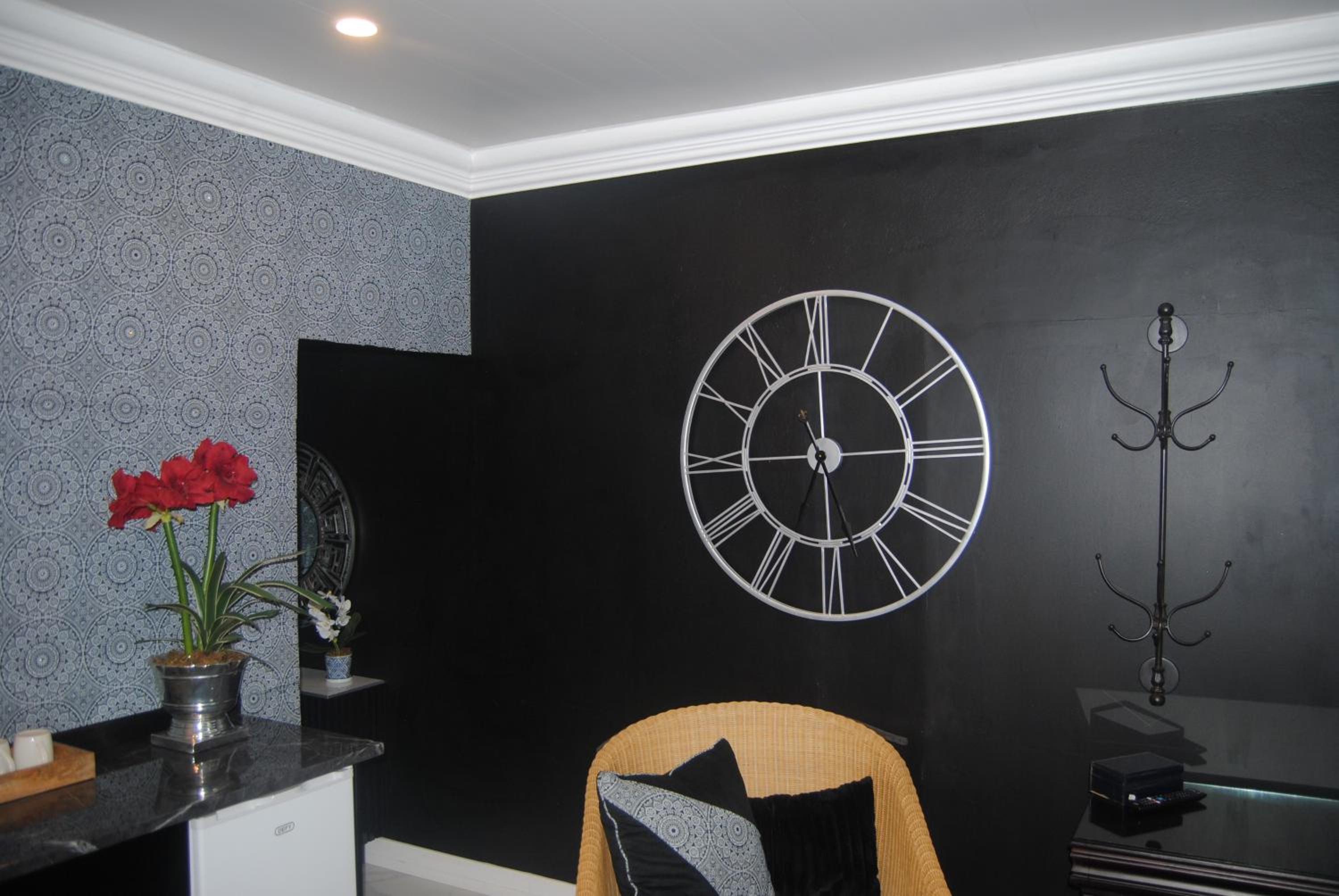 Deluxe King Suite - Photo 5