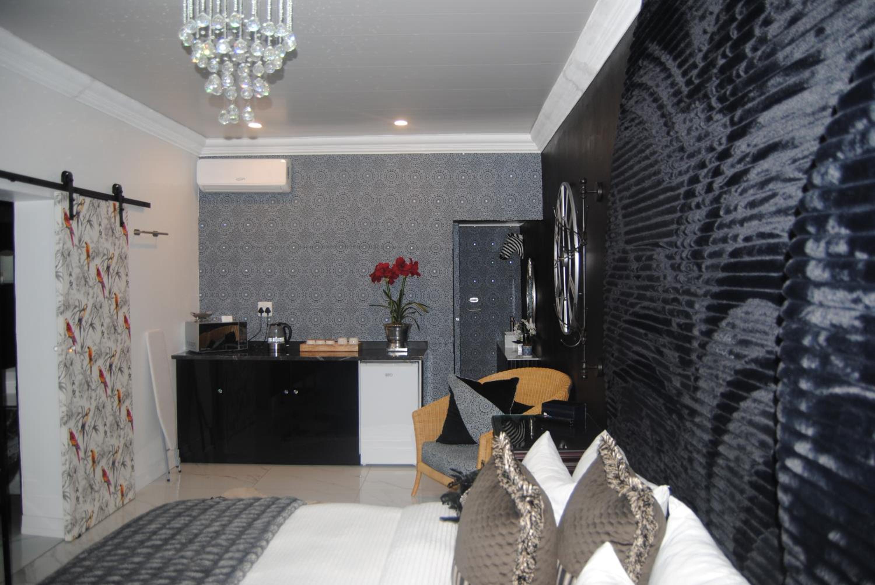 Deluxe King Suite - Photo 6