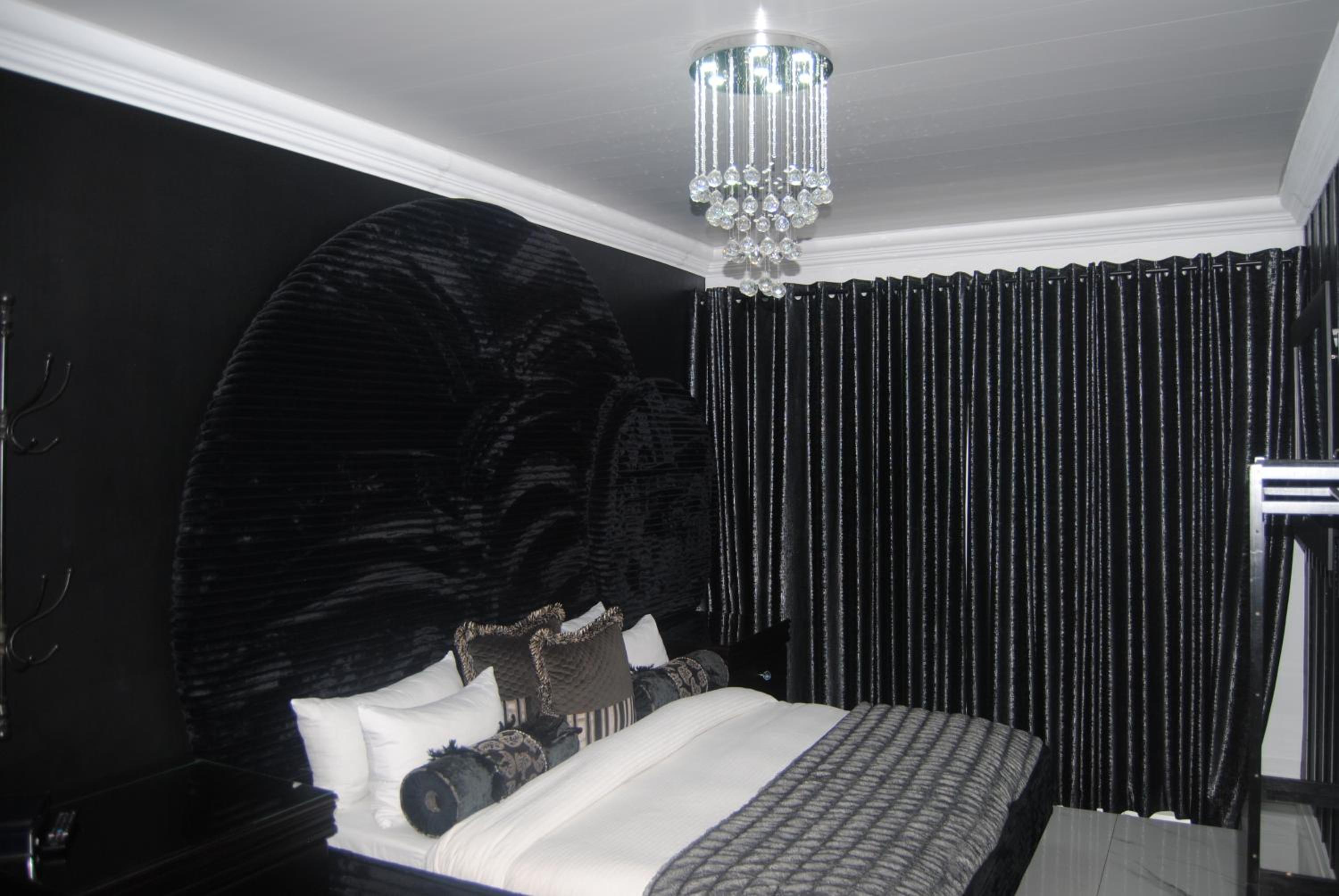 Deluxe King Suite - Photo 7