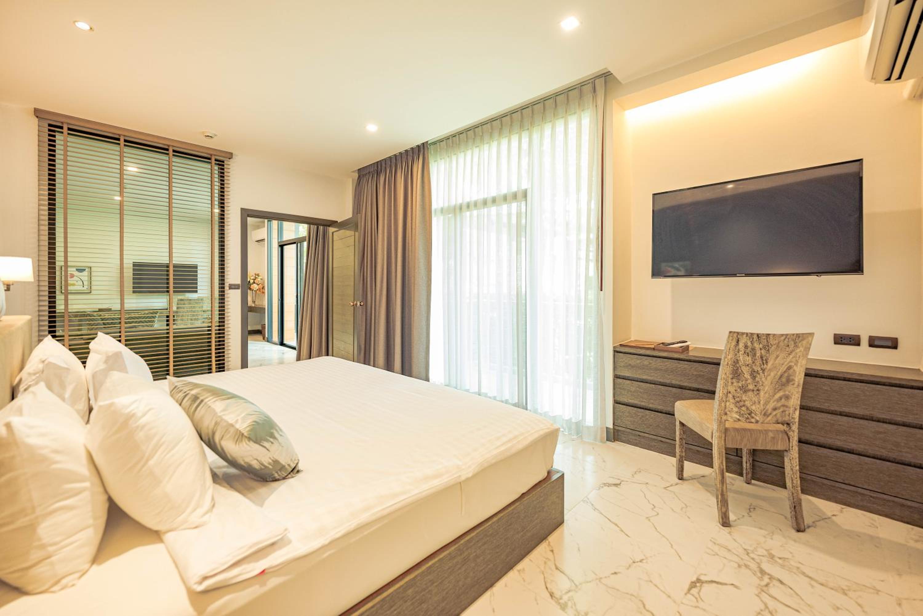 Suite - Photo 1