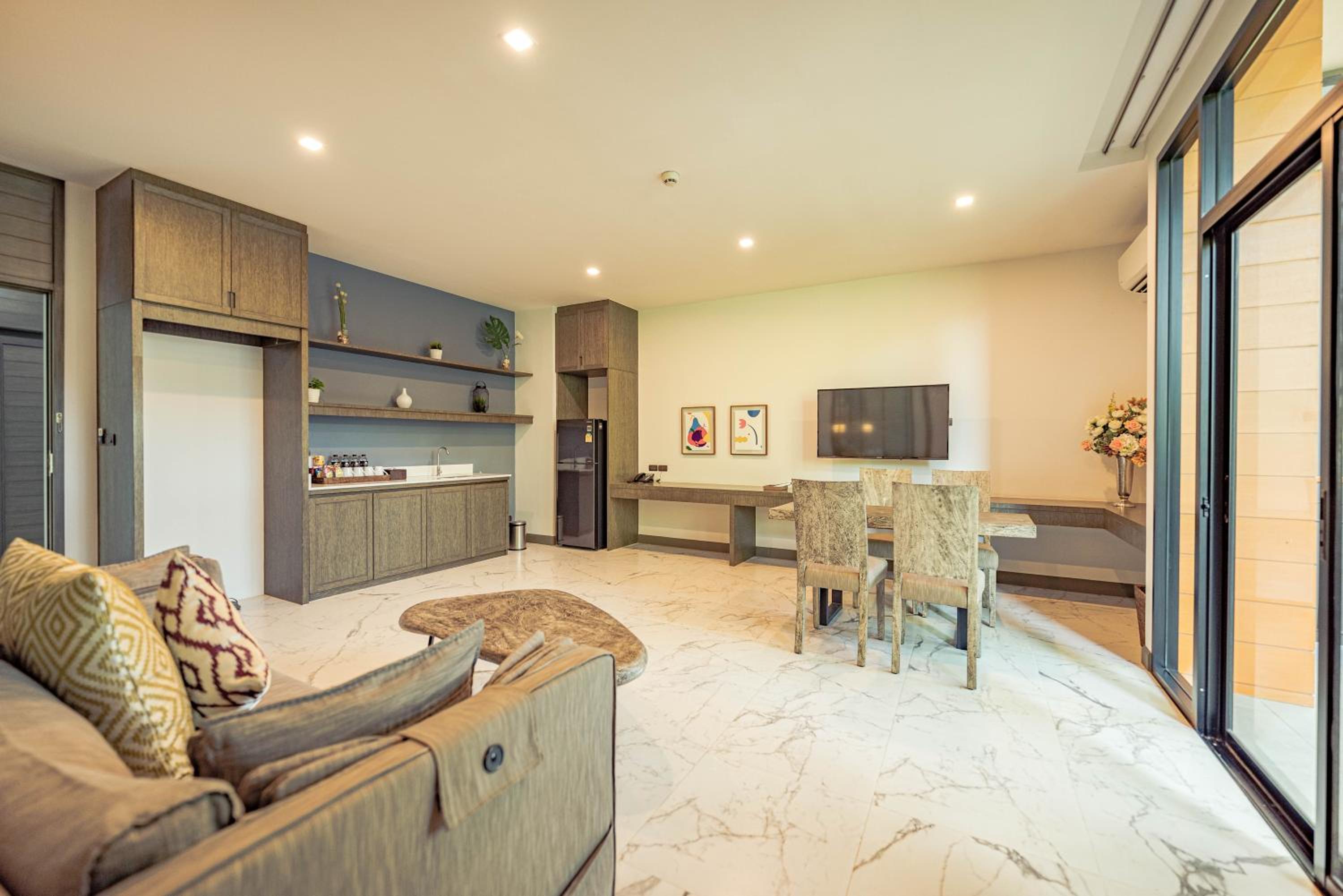 Suite - Photo 3
