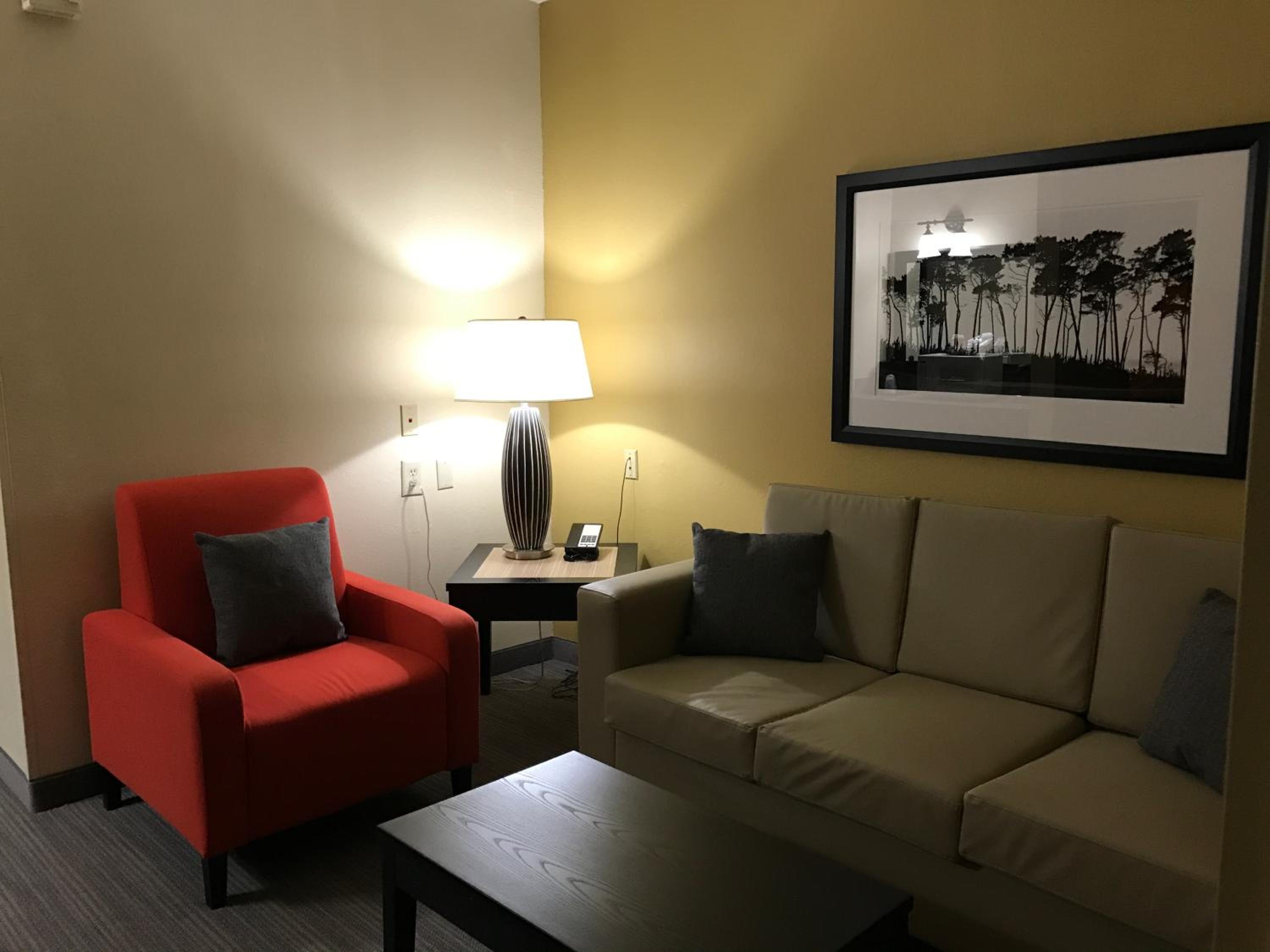 One-Bedroom Queen Suite with Two Queen Beds - Non-Smoking - Photo 1