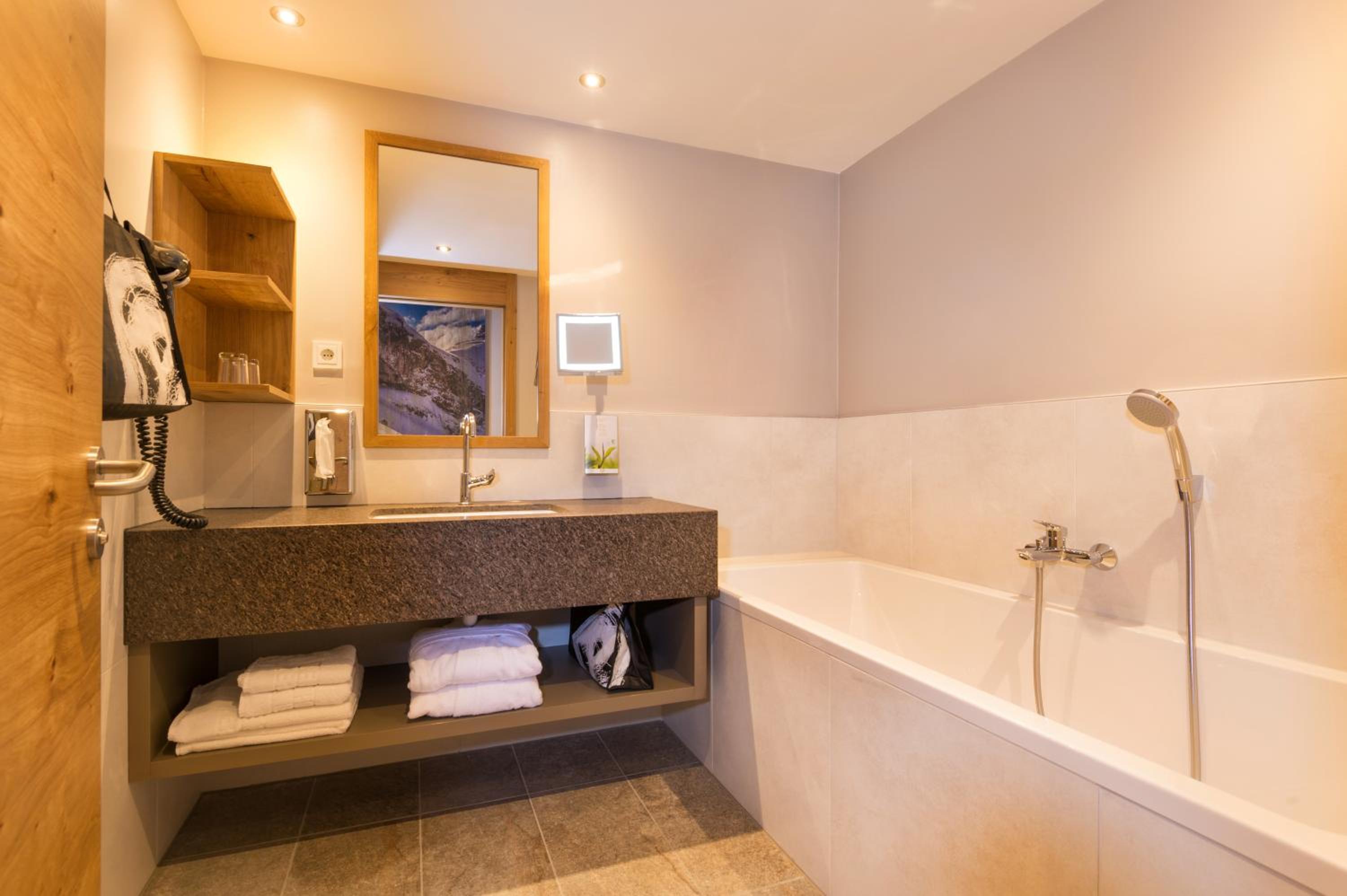 Deluxe Double Room with Extra Bed photo 2