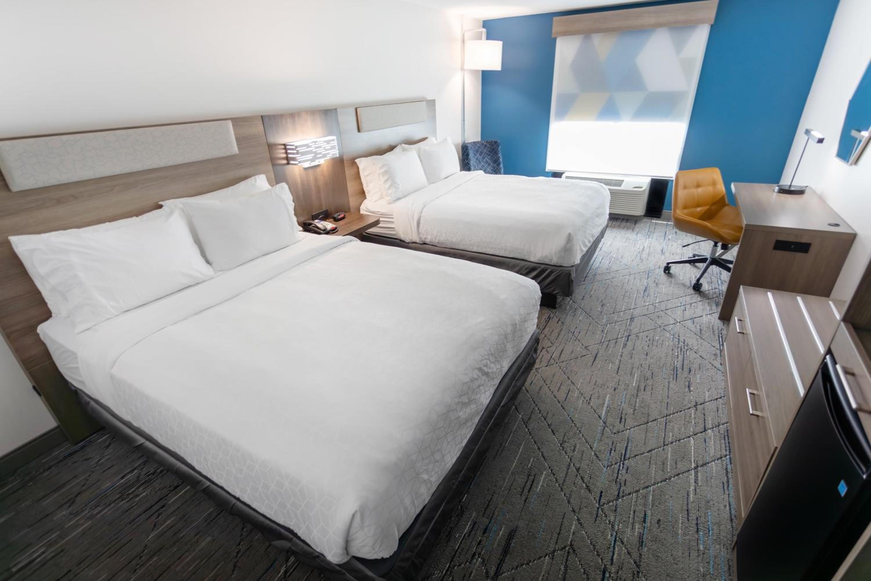 Room with Two Beds - Hearing Accessible - Non-Smoking - Photo 4