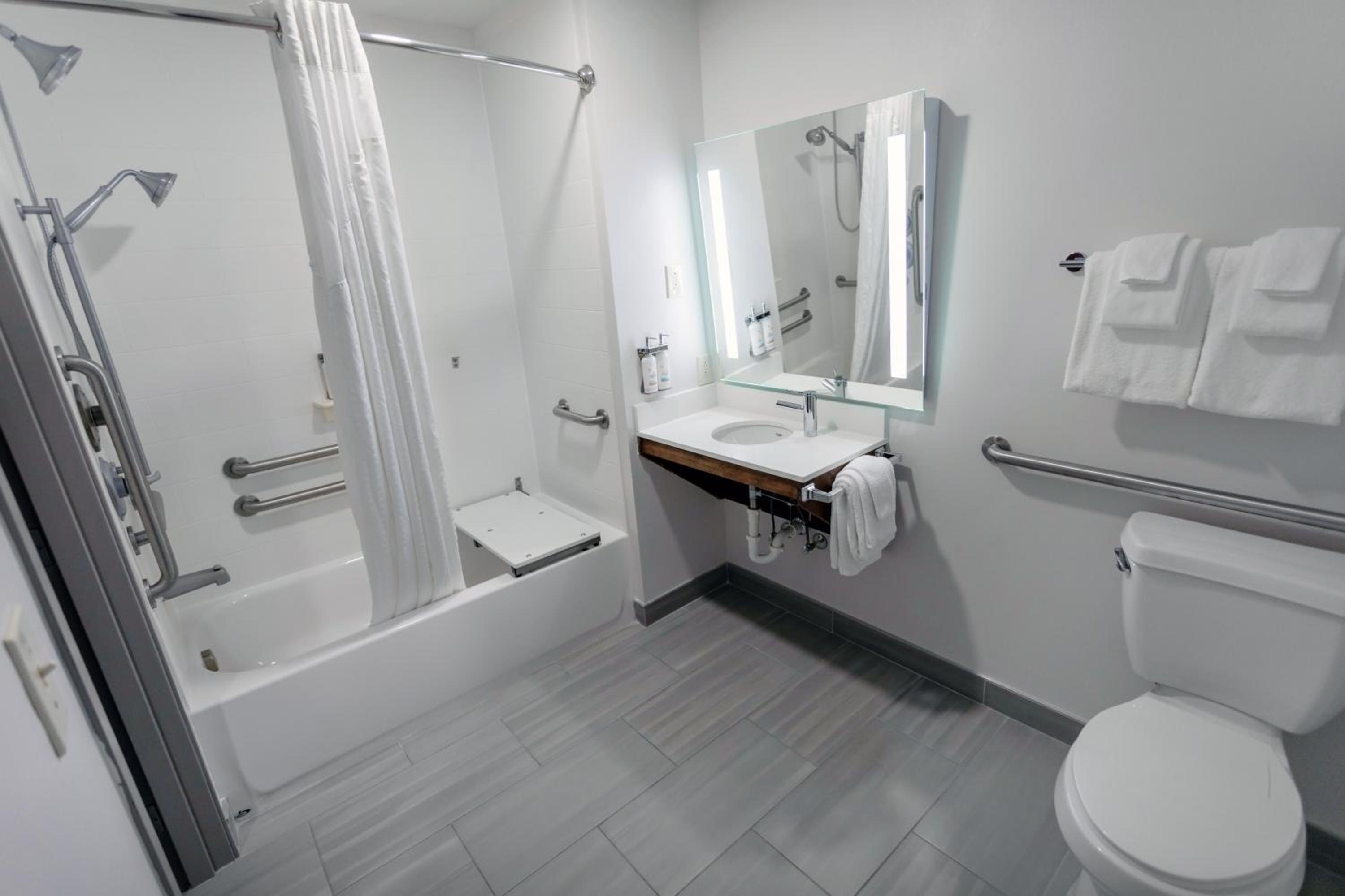 Room with Two Beds - Hearing Accessible - Non-Smoking - Photo 6