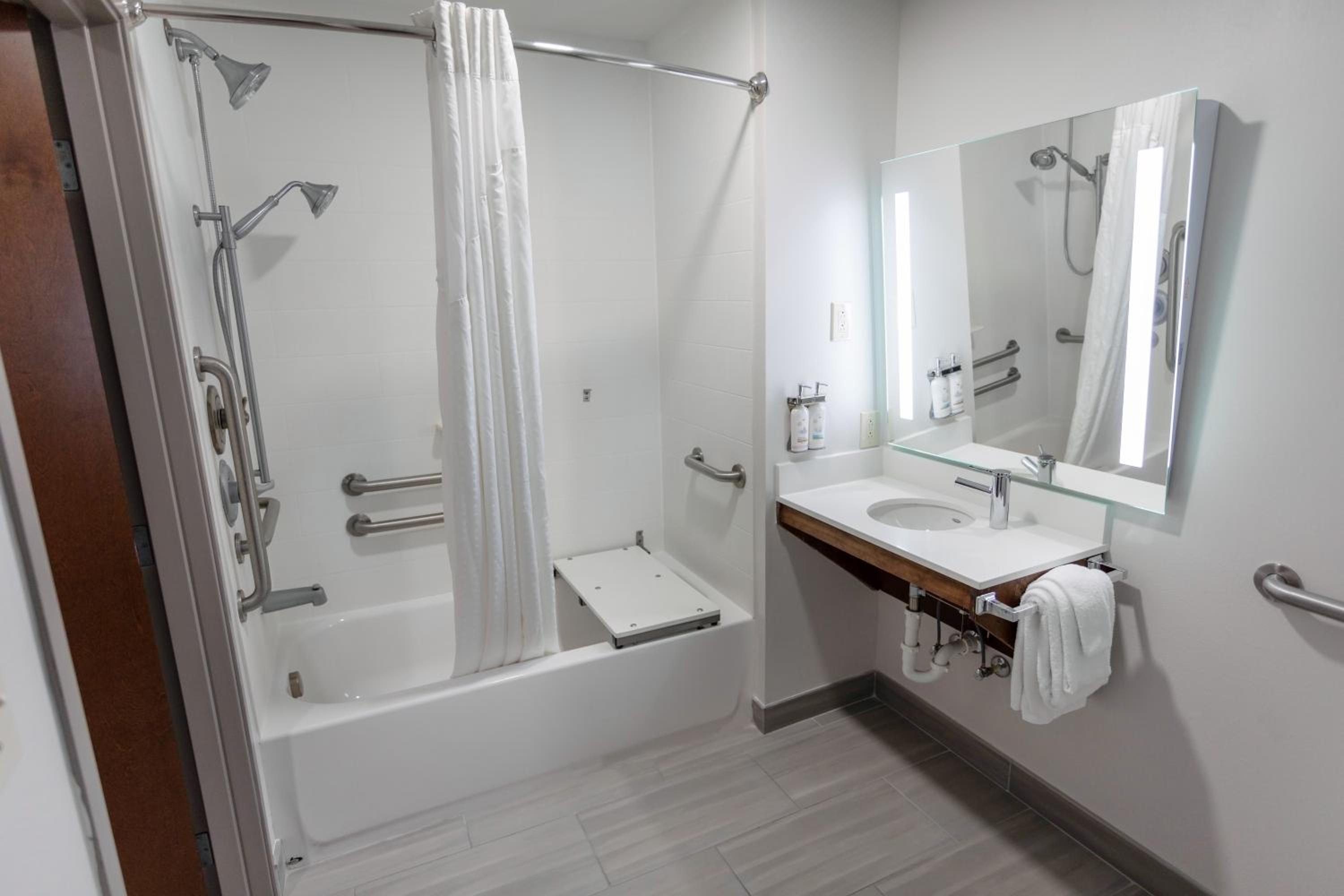 Room with Two Beds - Hearing Accessible - Non-Smoking - Photo 7