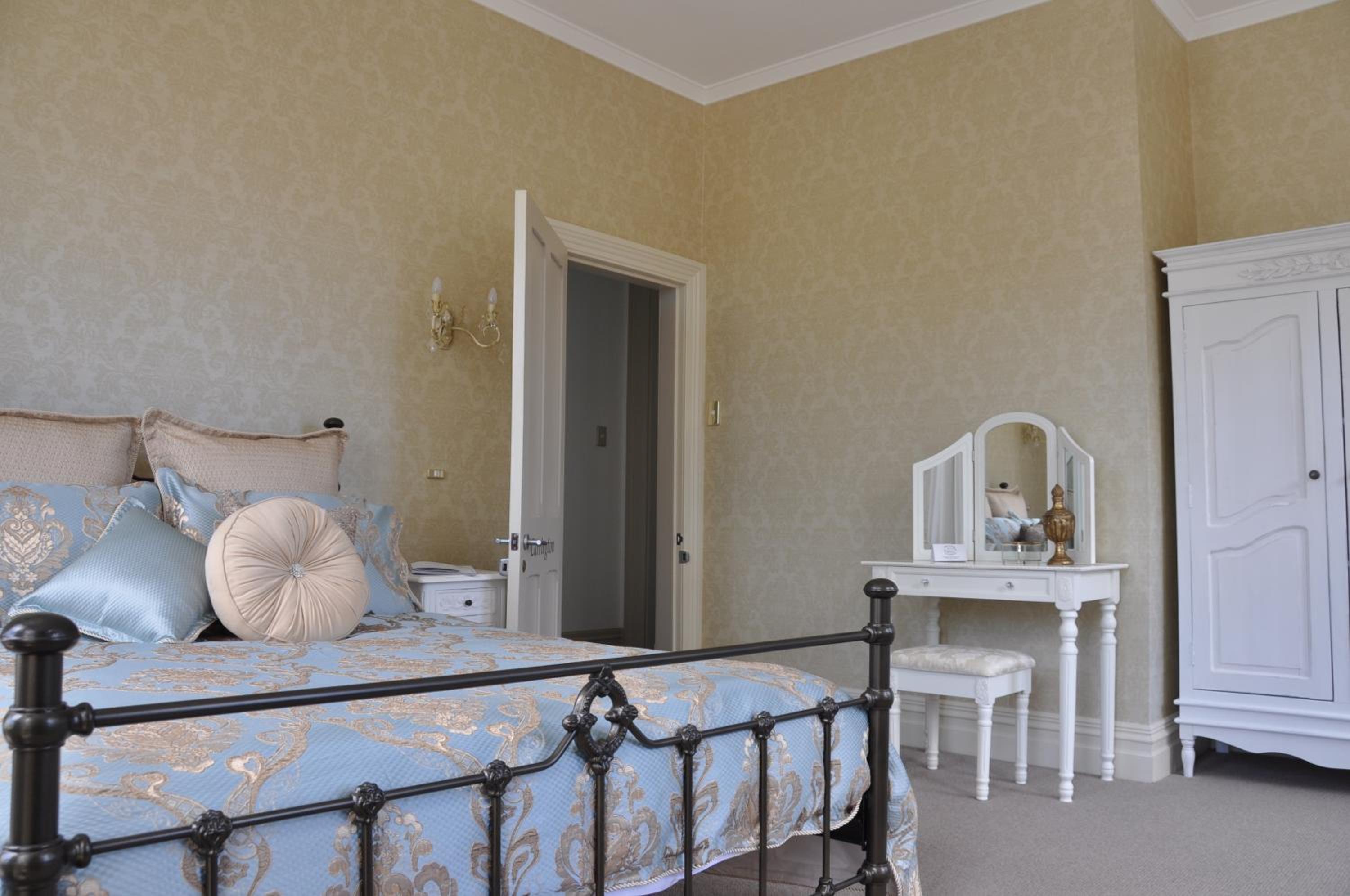 Queen Suite With Spa Bath photo 3