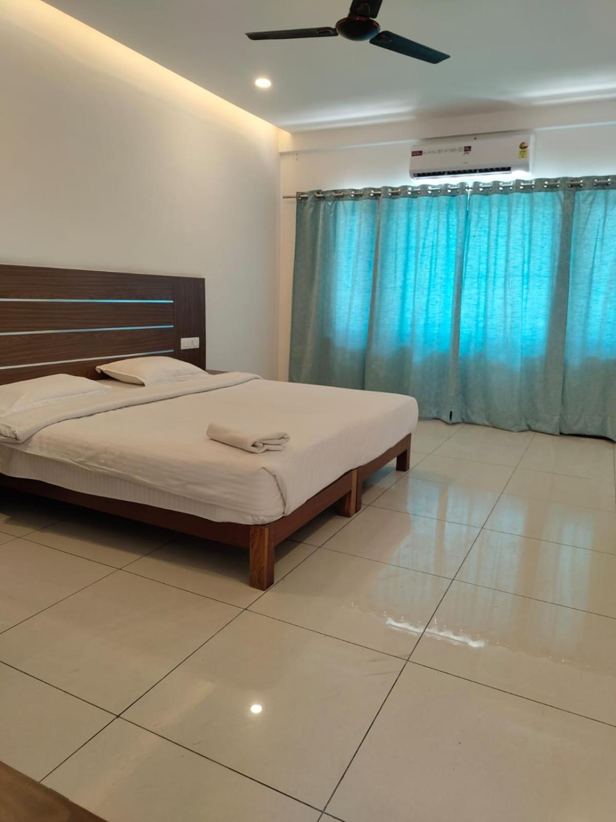 Deluxe Room (2 Adults + 1 Child)