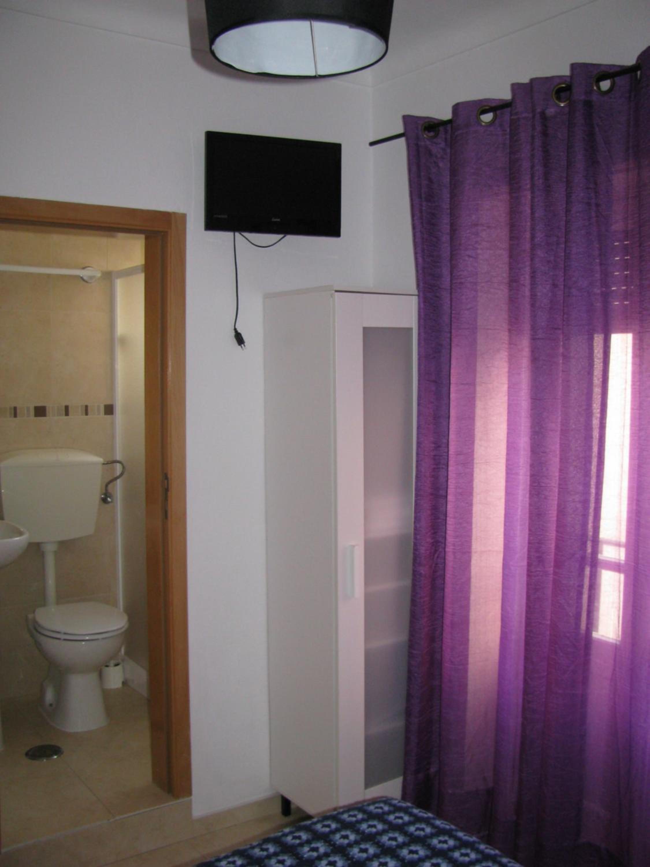 Double Room with Private Bathroom - Photo 6