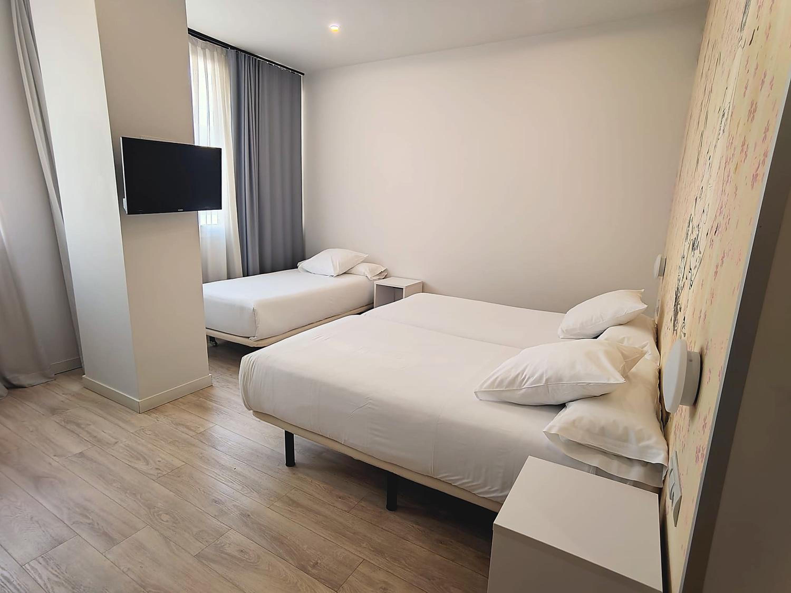 Twin Room with Extra Bed photo 3