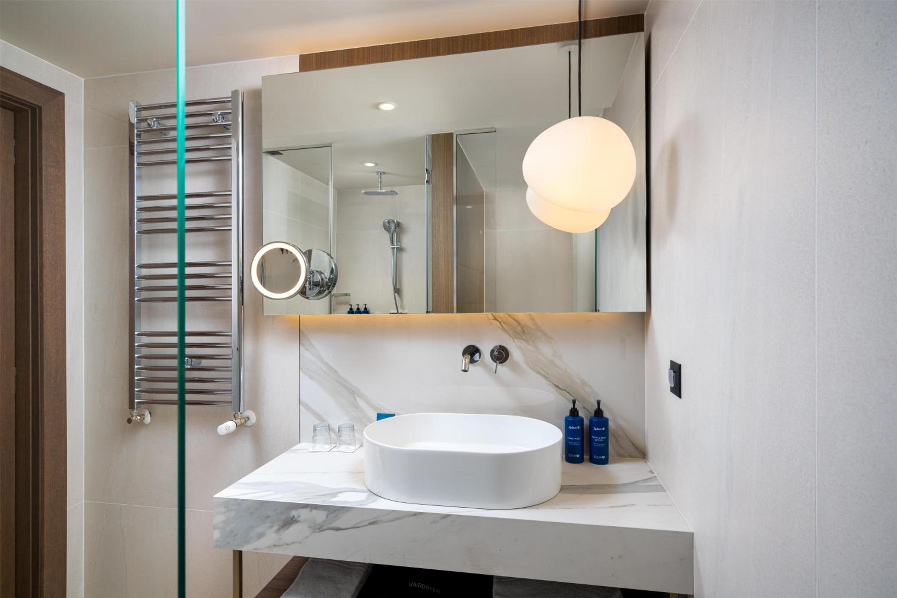 Premium Room with Balcony - Photo 4
