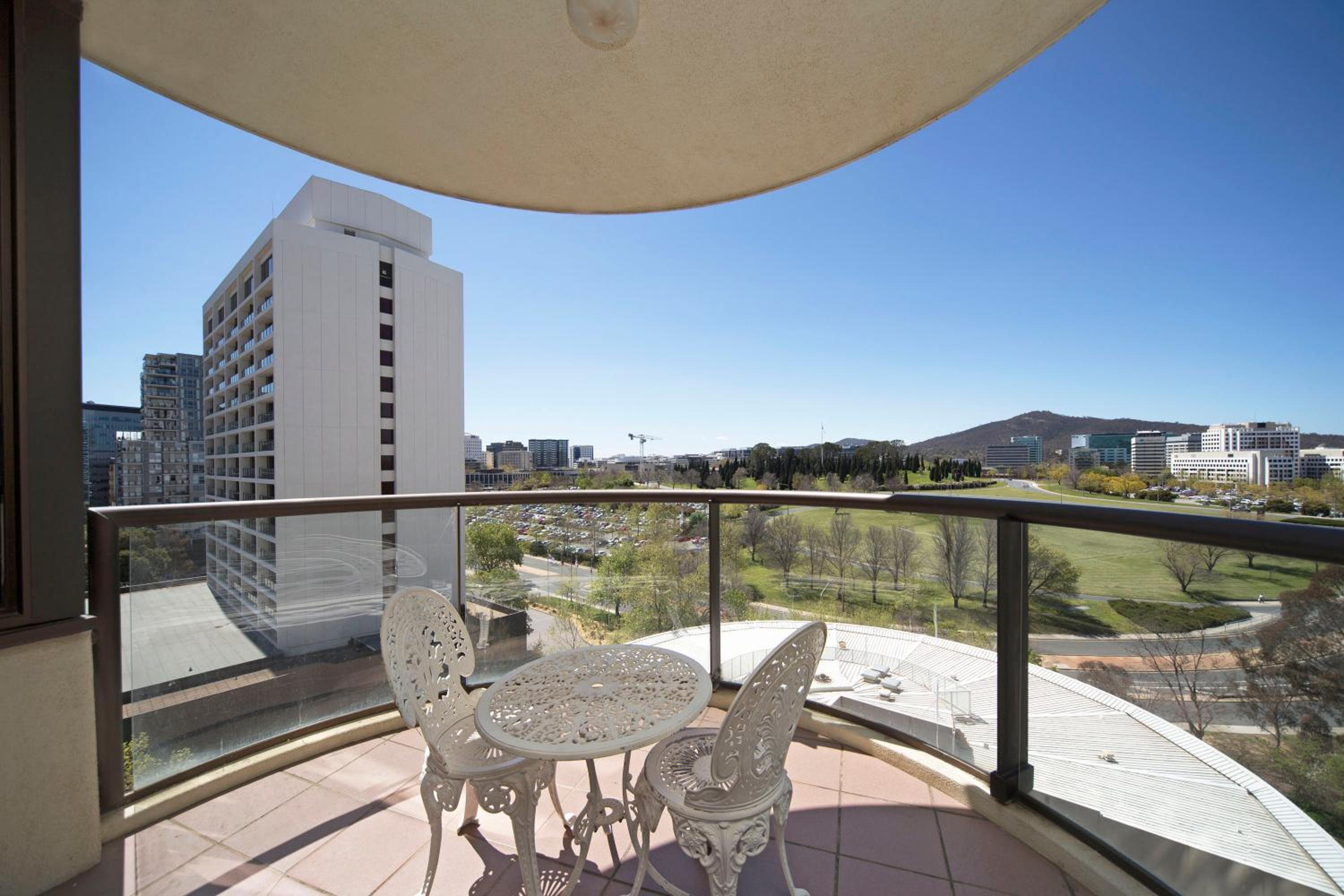 Two-Bedroom Apartment - City Side - Weekly Housekeeping - Photo 2