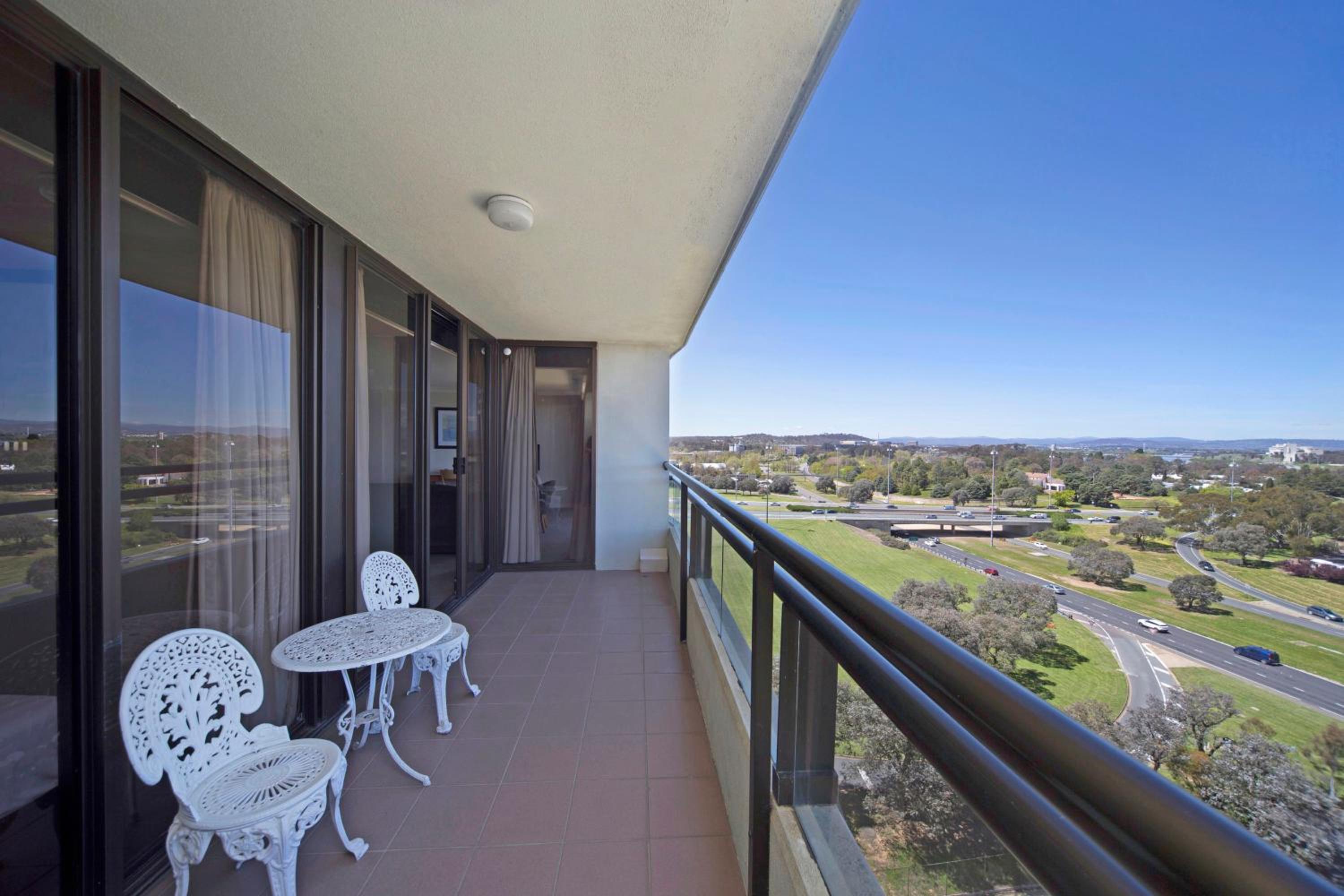 Two-Bedroom Apartment - Lake Side - Weekly Housekeeping - Photo 4