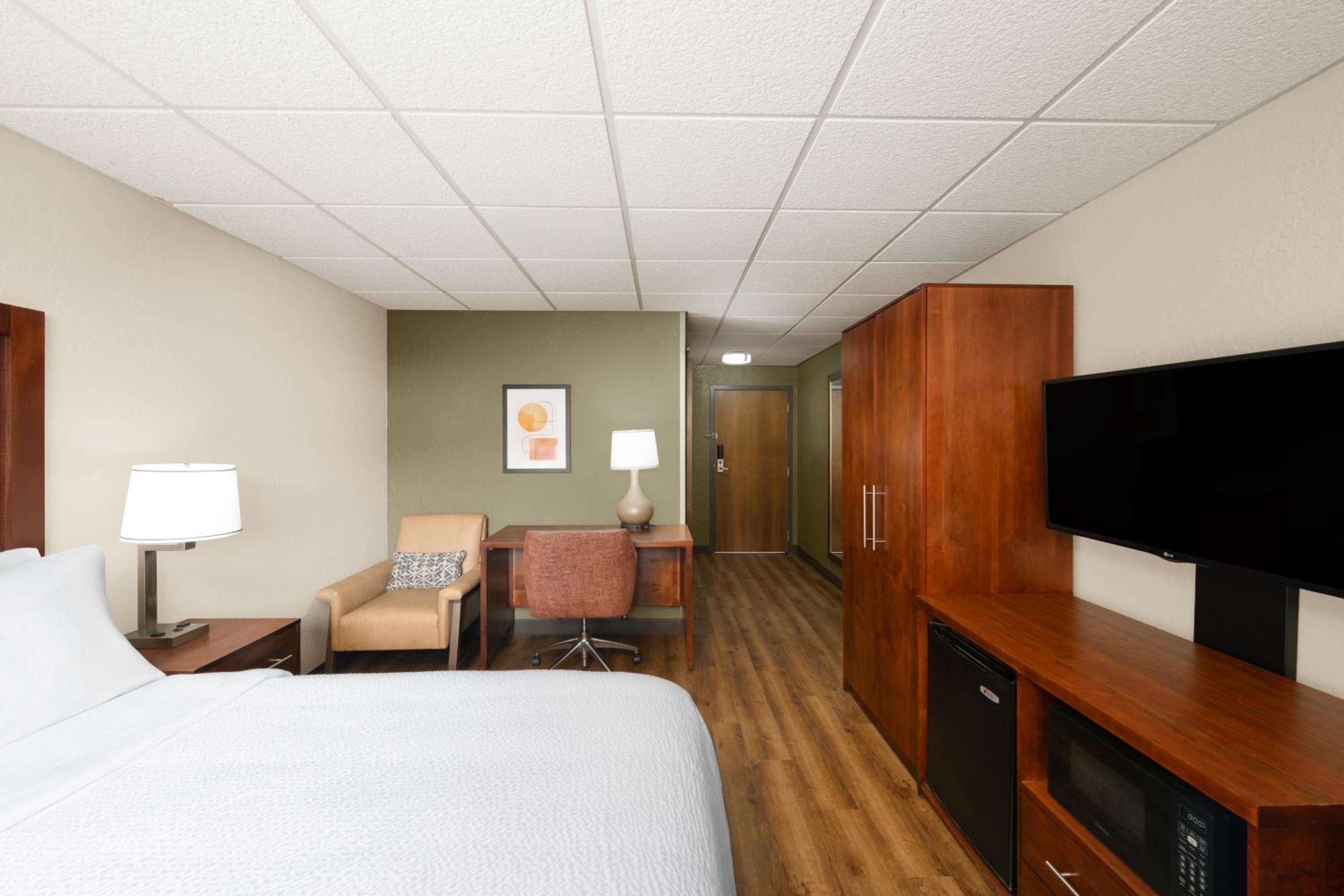 Queen Room with Accessible Transfer Shower - Non-Smoking photo 1