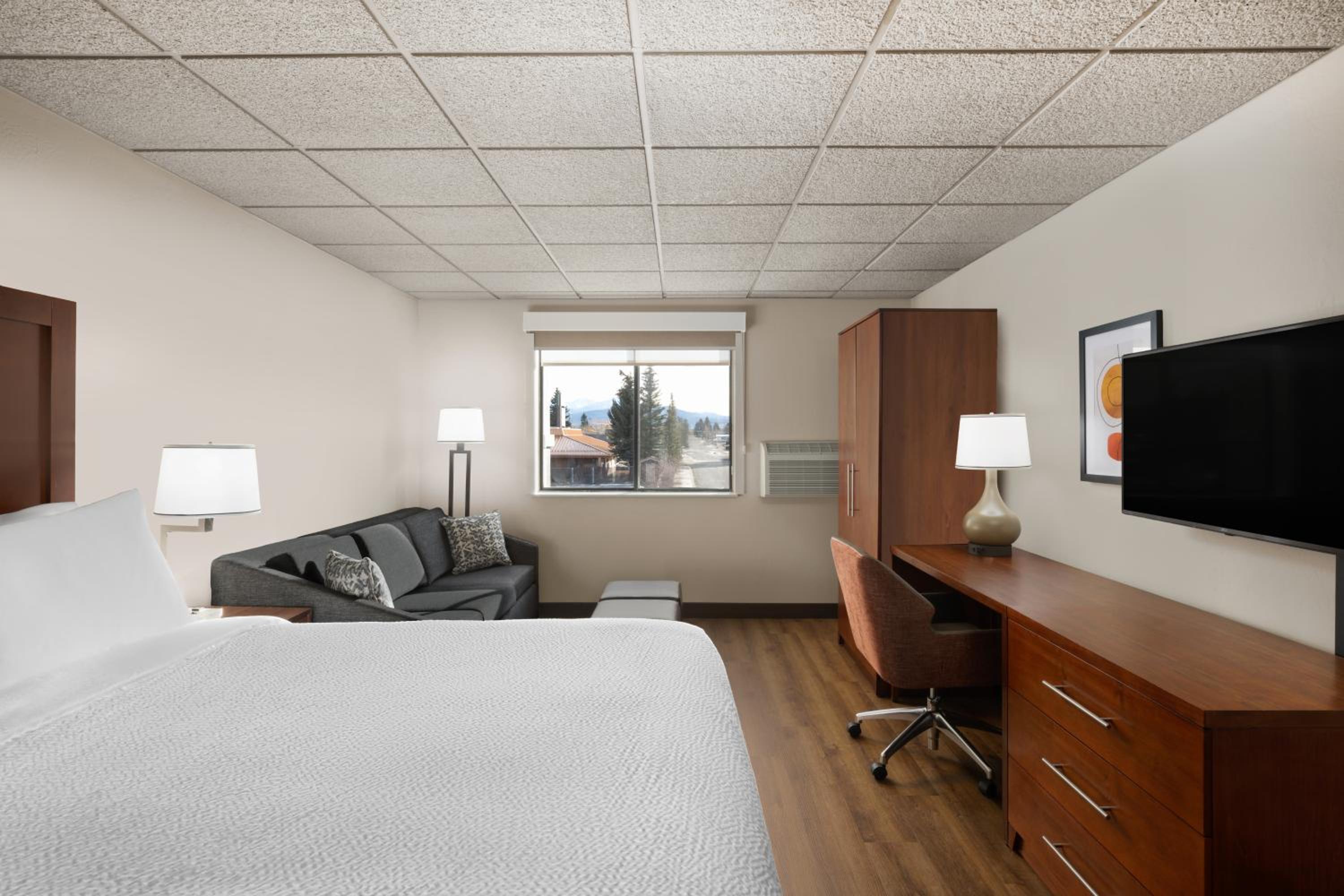 Standard King Room with Sofa Bed photo 3