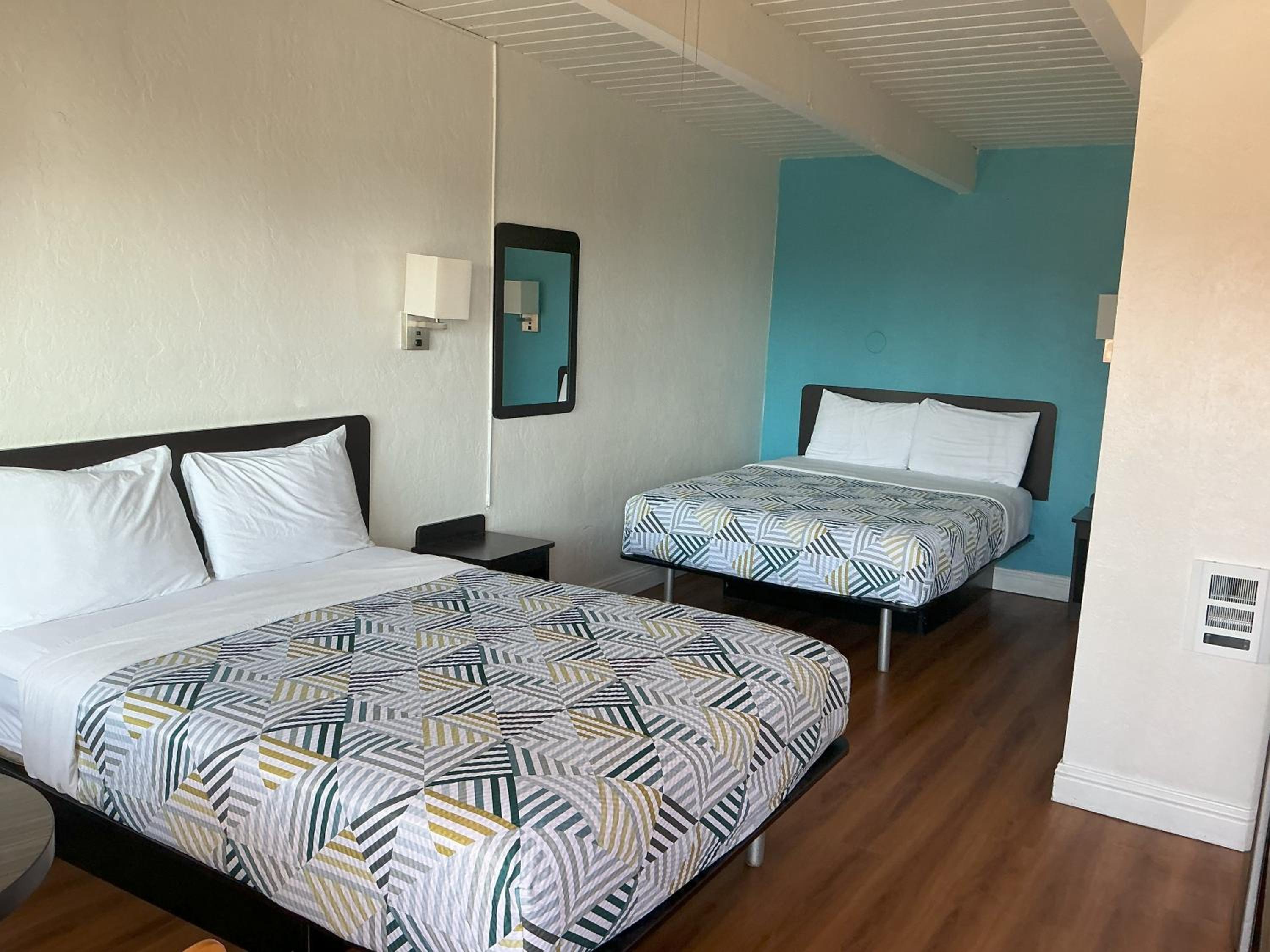 Queen Room with Two Queen Beds photo 2