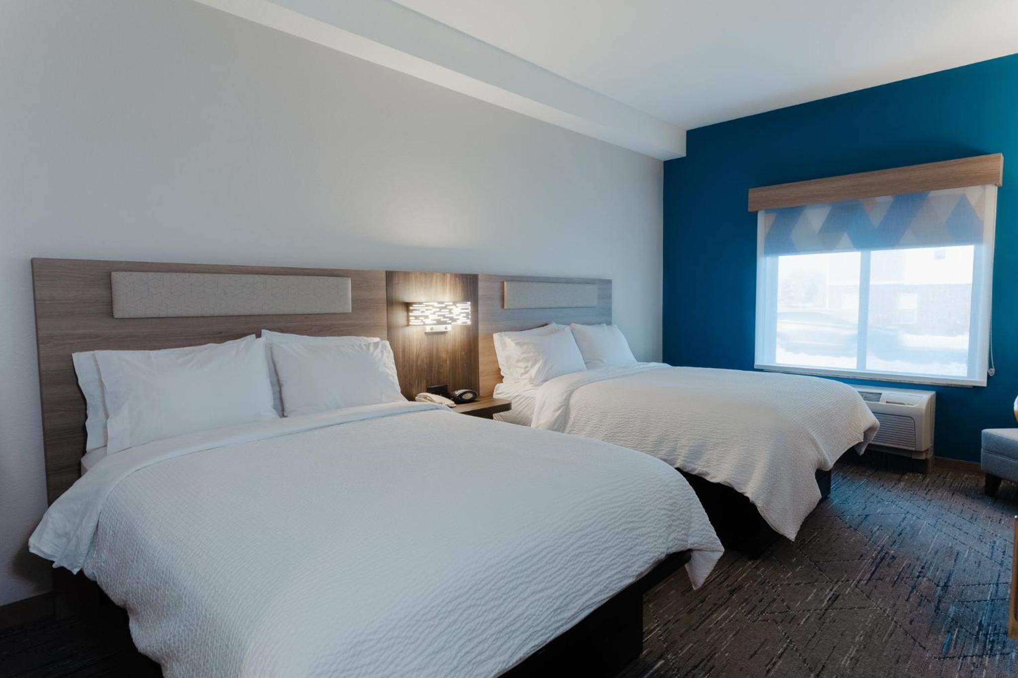 Standard Room with Two Queen Beds - Photo 2
