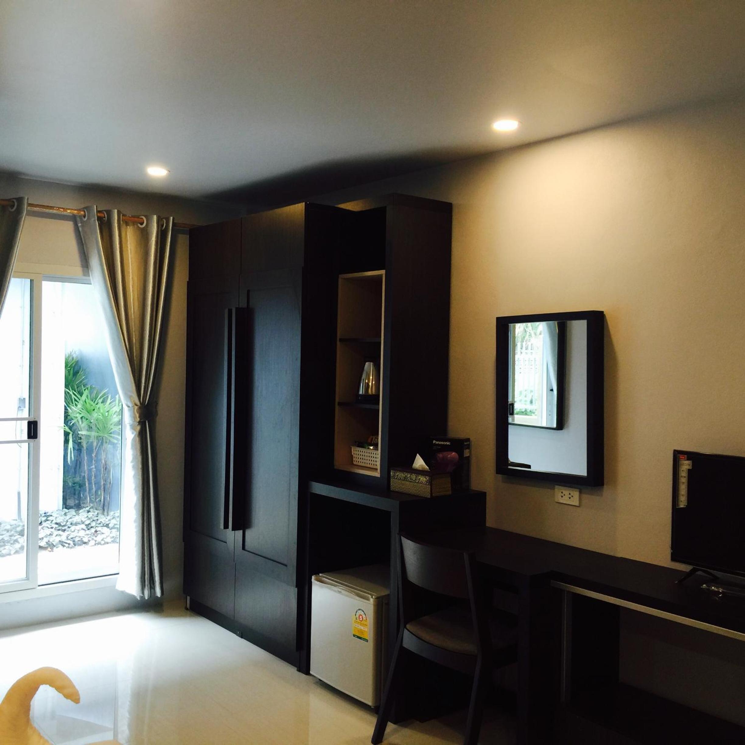 Superior King Room with Round-Trip Airport Transfer photo 2