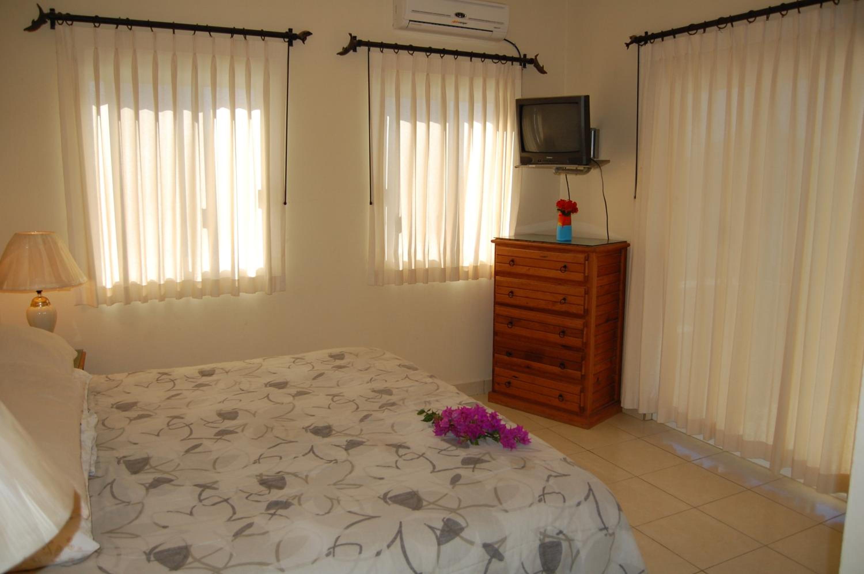 Five-Bedroom House photo 1