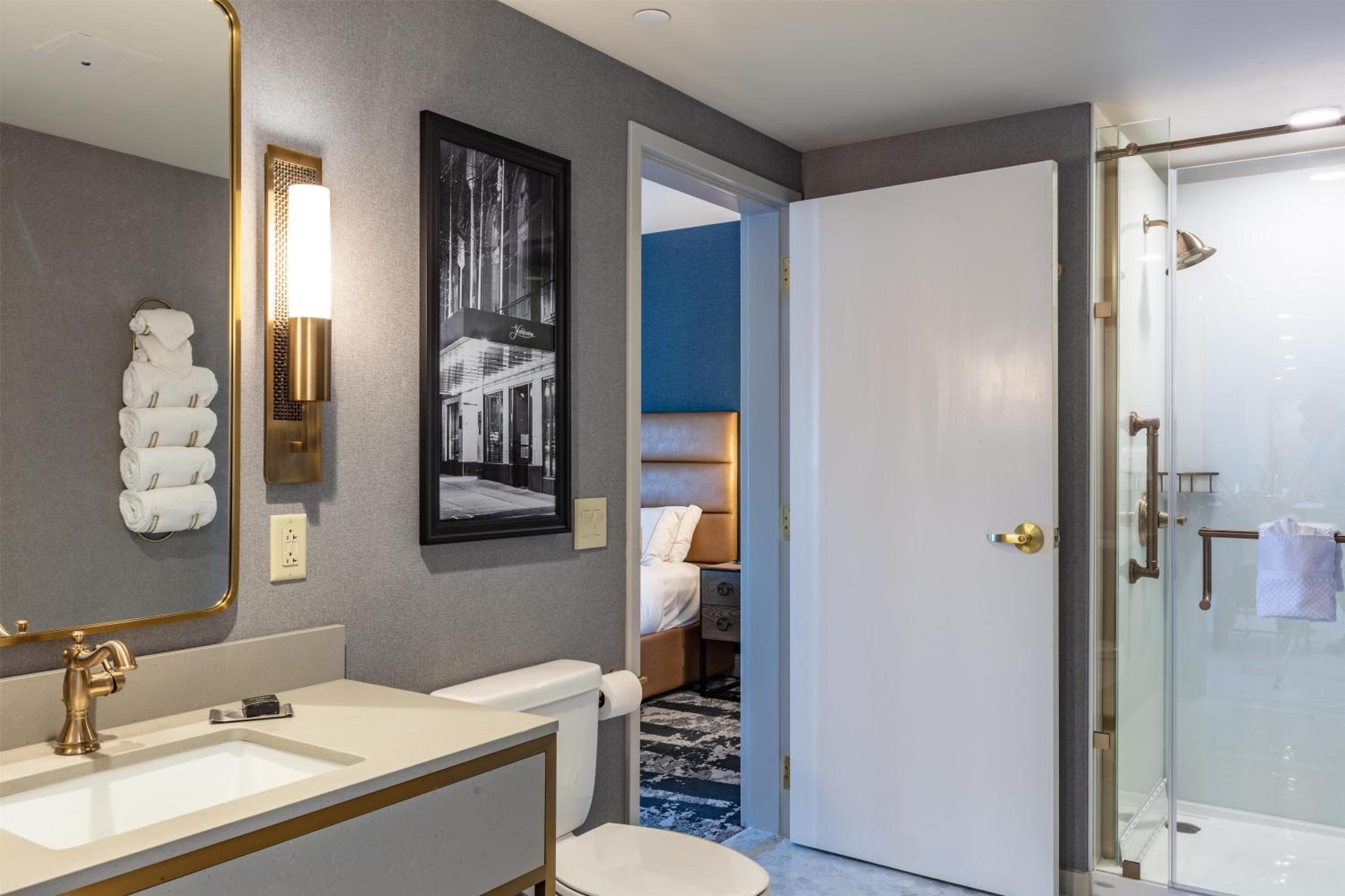 Deluxe King Room with Tub - Mobility and Hearing Access - Photo 2