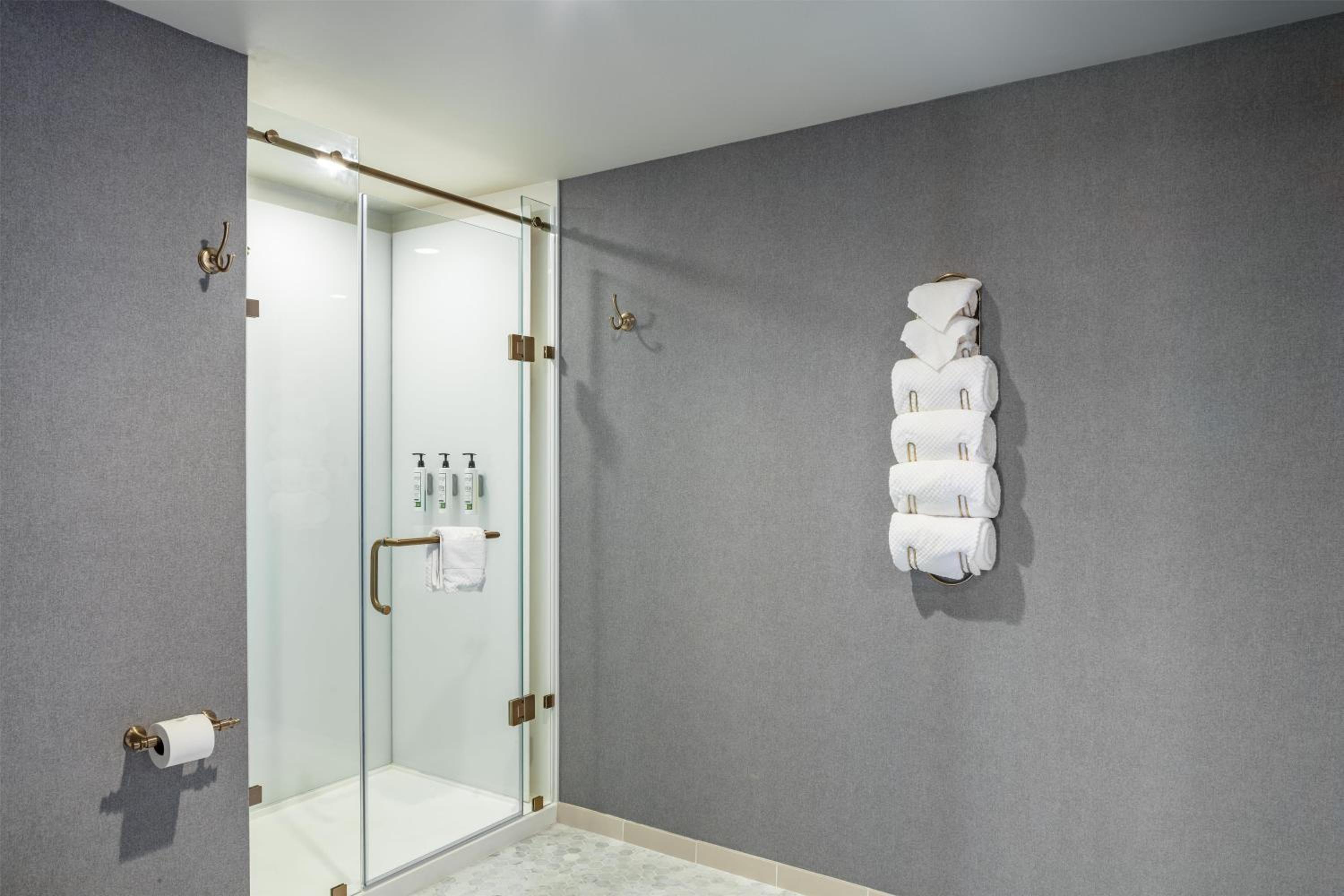 Deluxe King Room with Tub - Mobility and Hearing Access - Photo 3