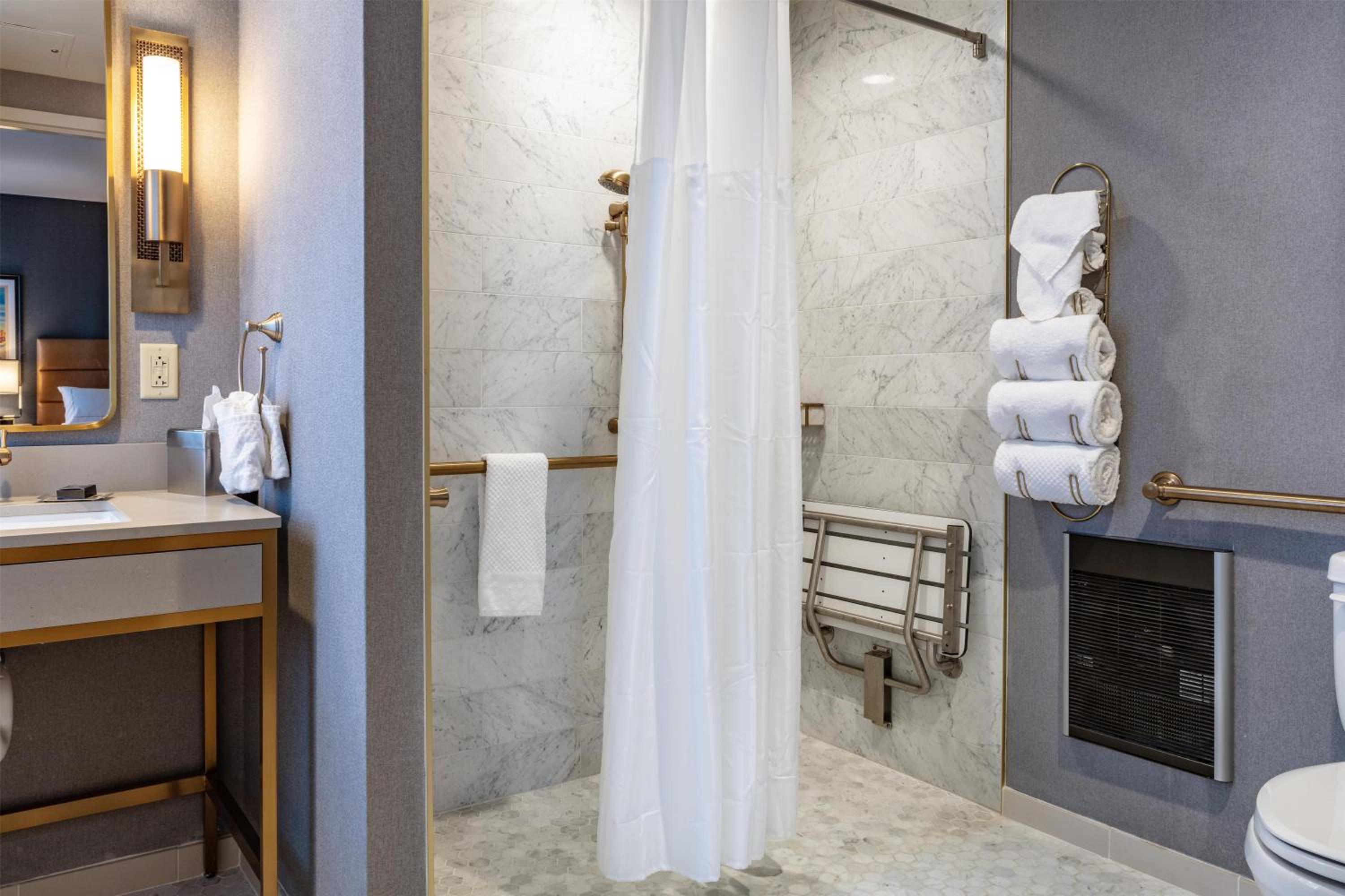 Deluxe King Room with Tub - Mobility and Hearing Access - Photo 4