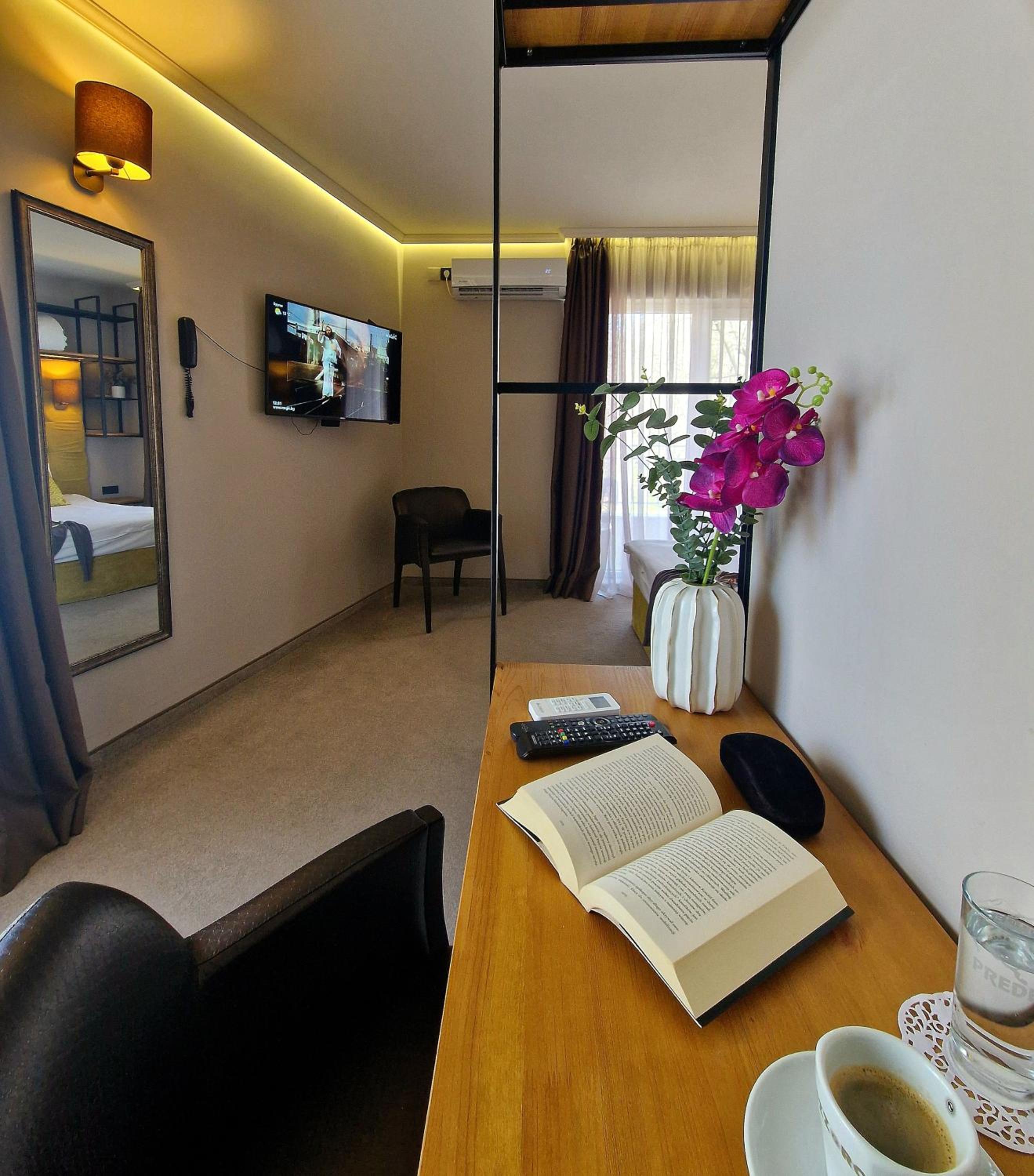 Deluxe Double Room with Balcony photo 3