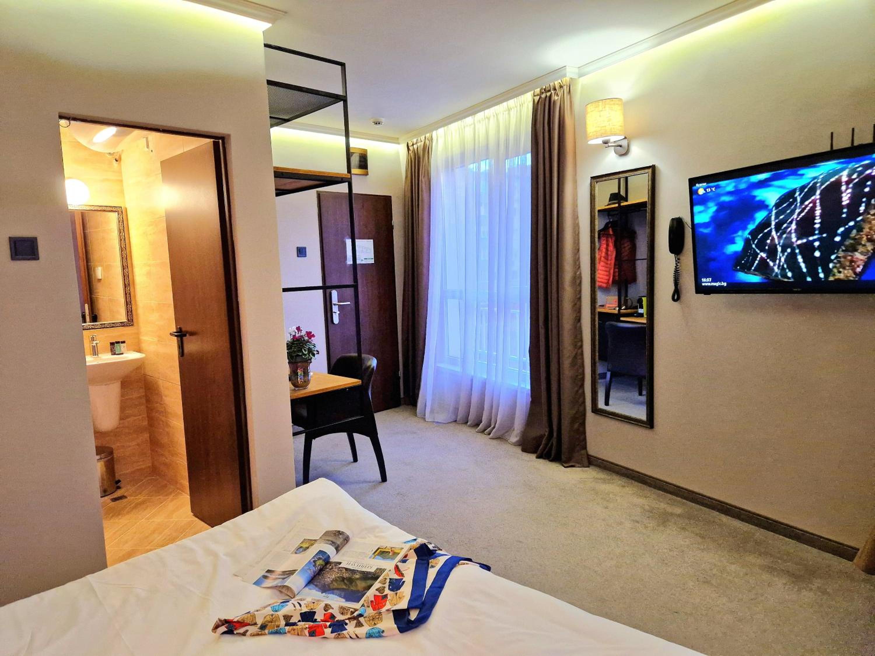 Deluxe Double Room with Balcony photo 3
