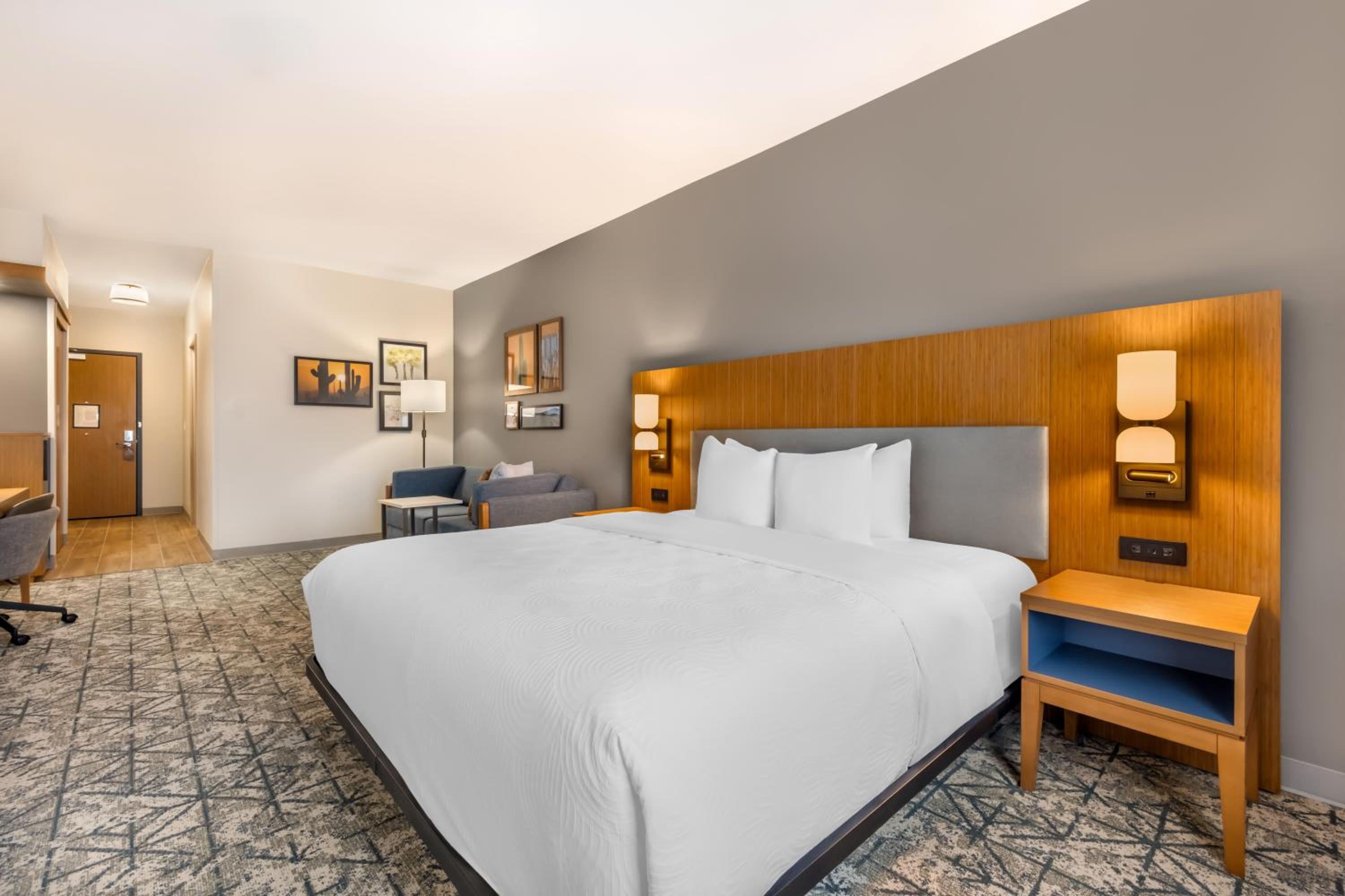 King Suite with Sofa - Disability Access/Non Smoking/Interior Hall photo 1
