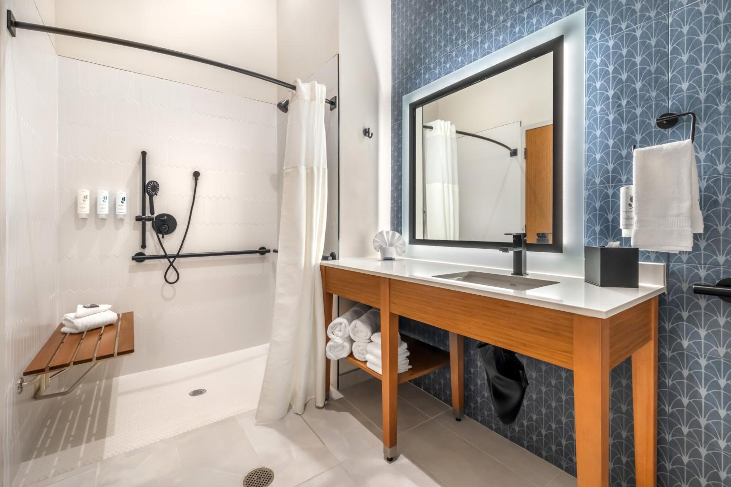 Quadruple Room with Two Queen Beds and Roll-In Shower - Disability Access/Non Smoking/Interior Hall photo 1