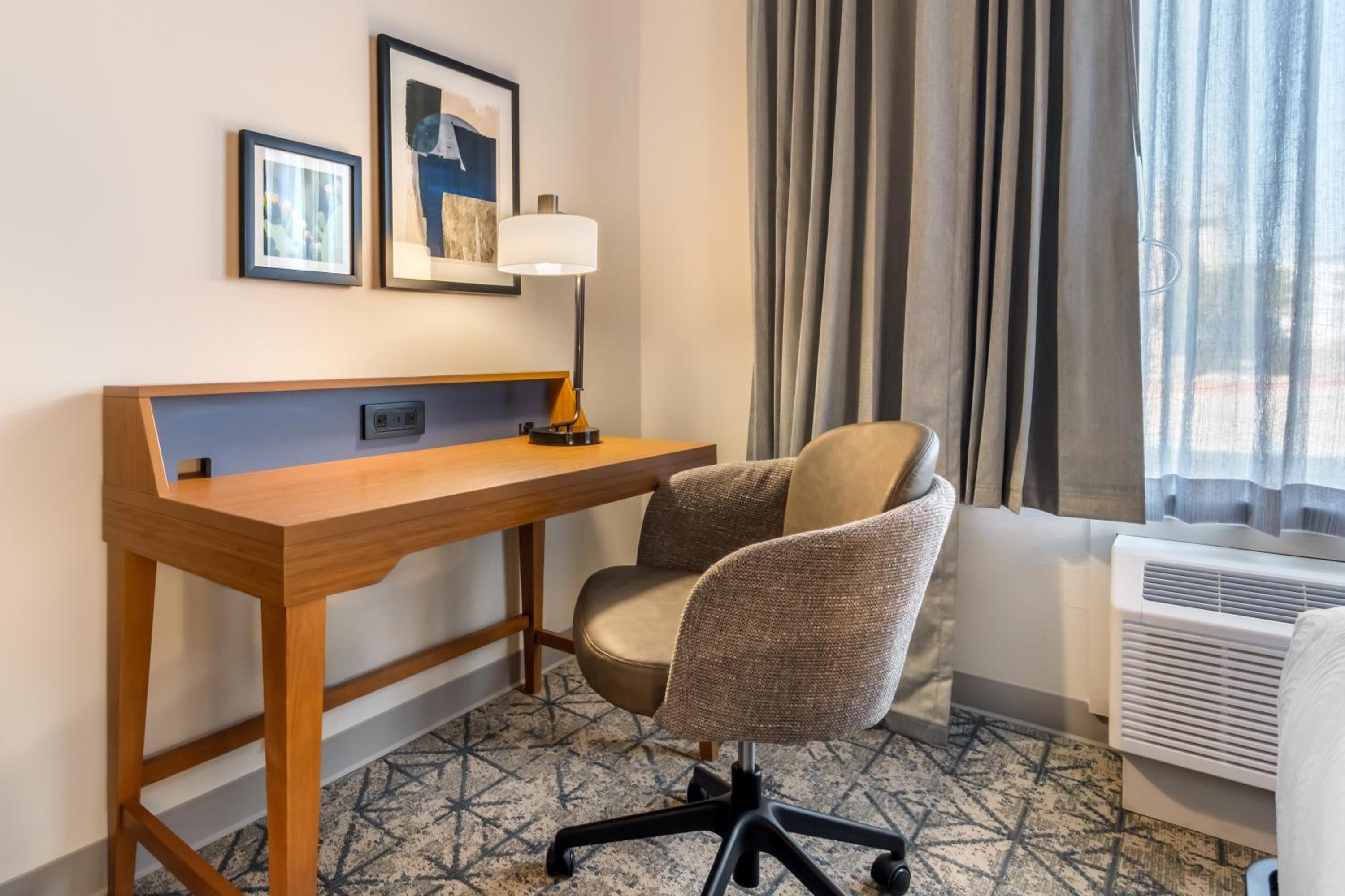 Quadruple Room with Two Queen Beds and Roll-In Shower - Disability Access/Non Smoking/Interior Hall photo 3