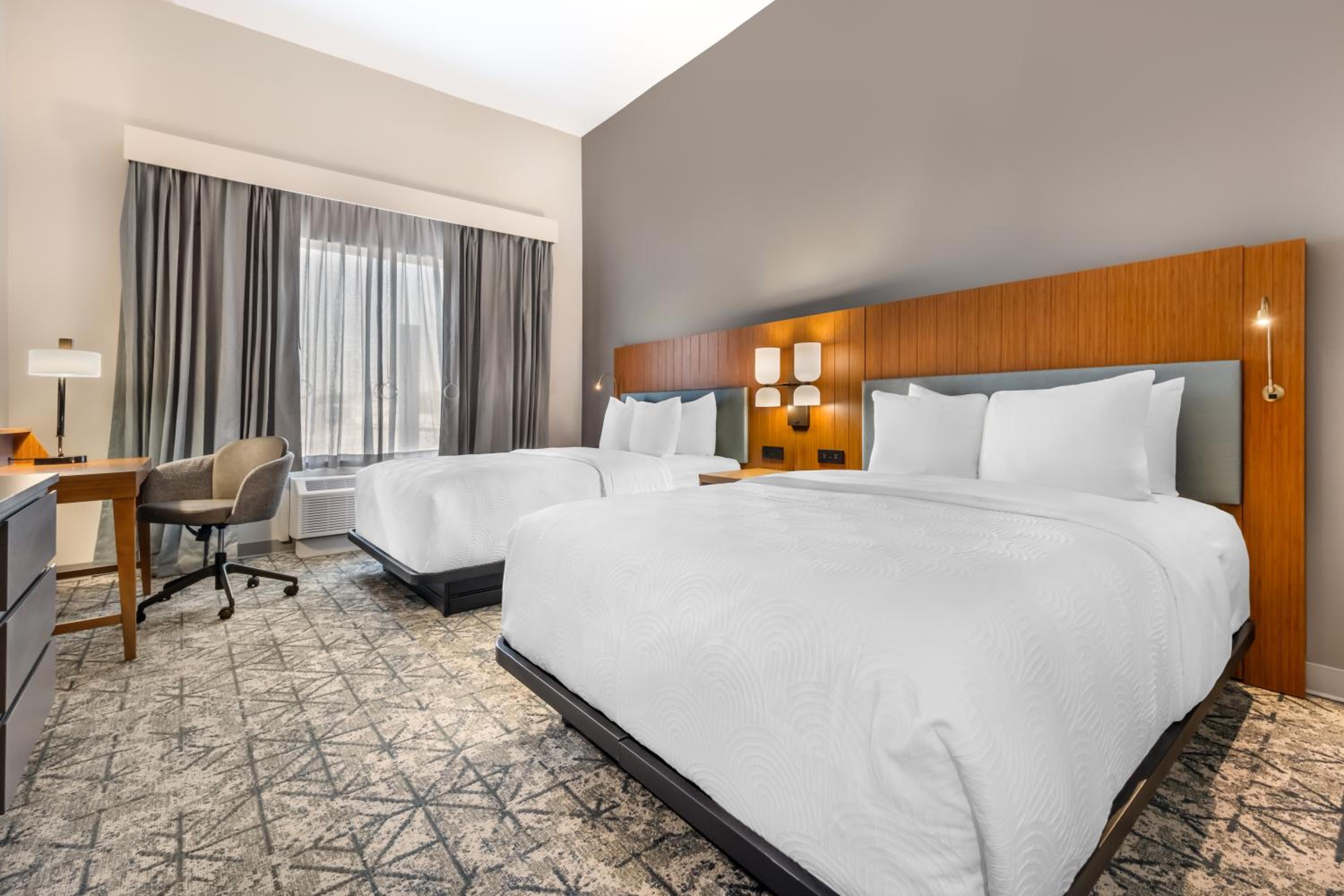Quadruple Room with Two Queen Beds and Roll-In Shower - Disability Access/Non Smoking/Interior Hall photo 2