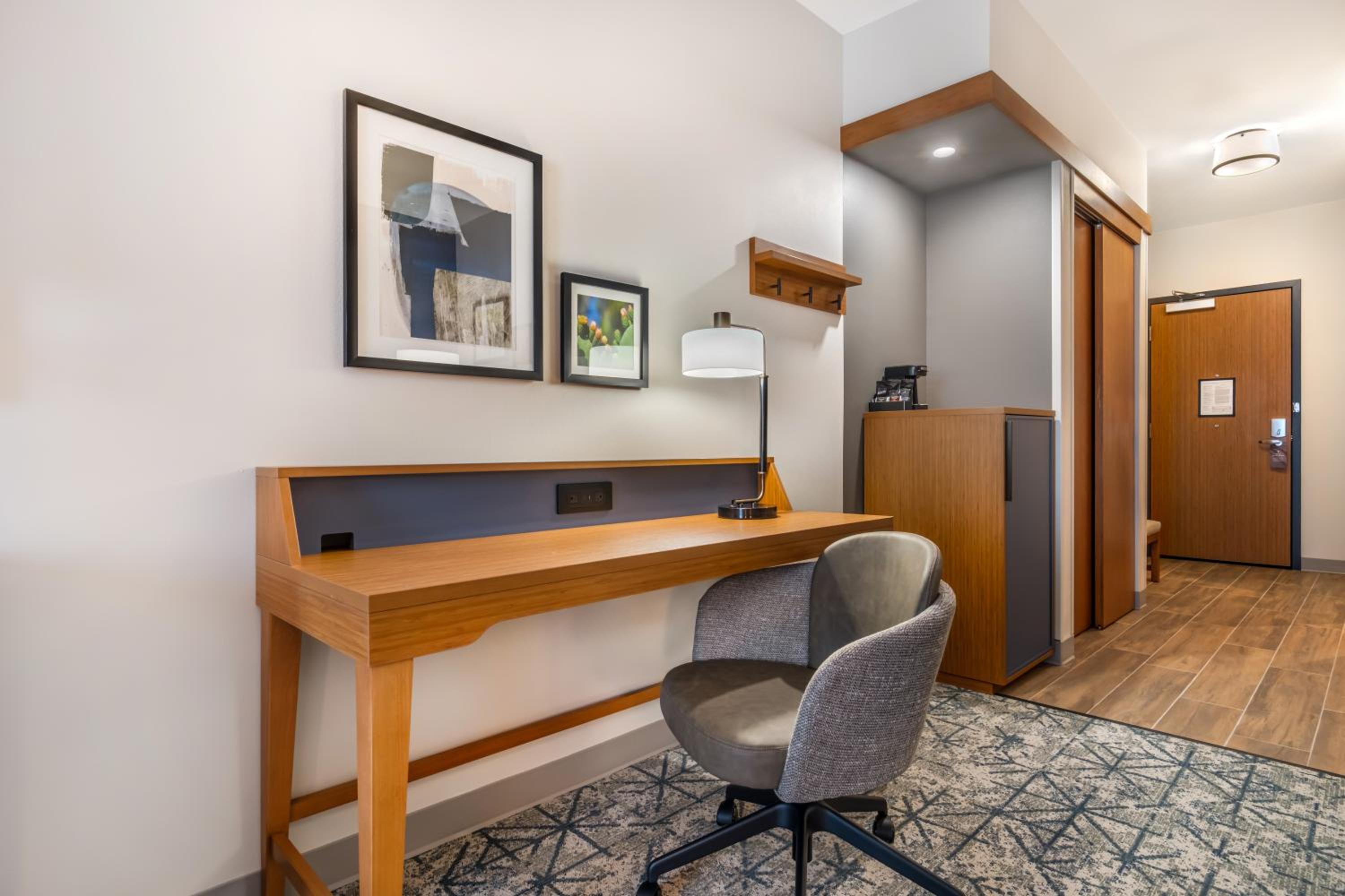 King Suite with Sofa - Disability Access/Non Smoking/Interior Hall photo 2