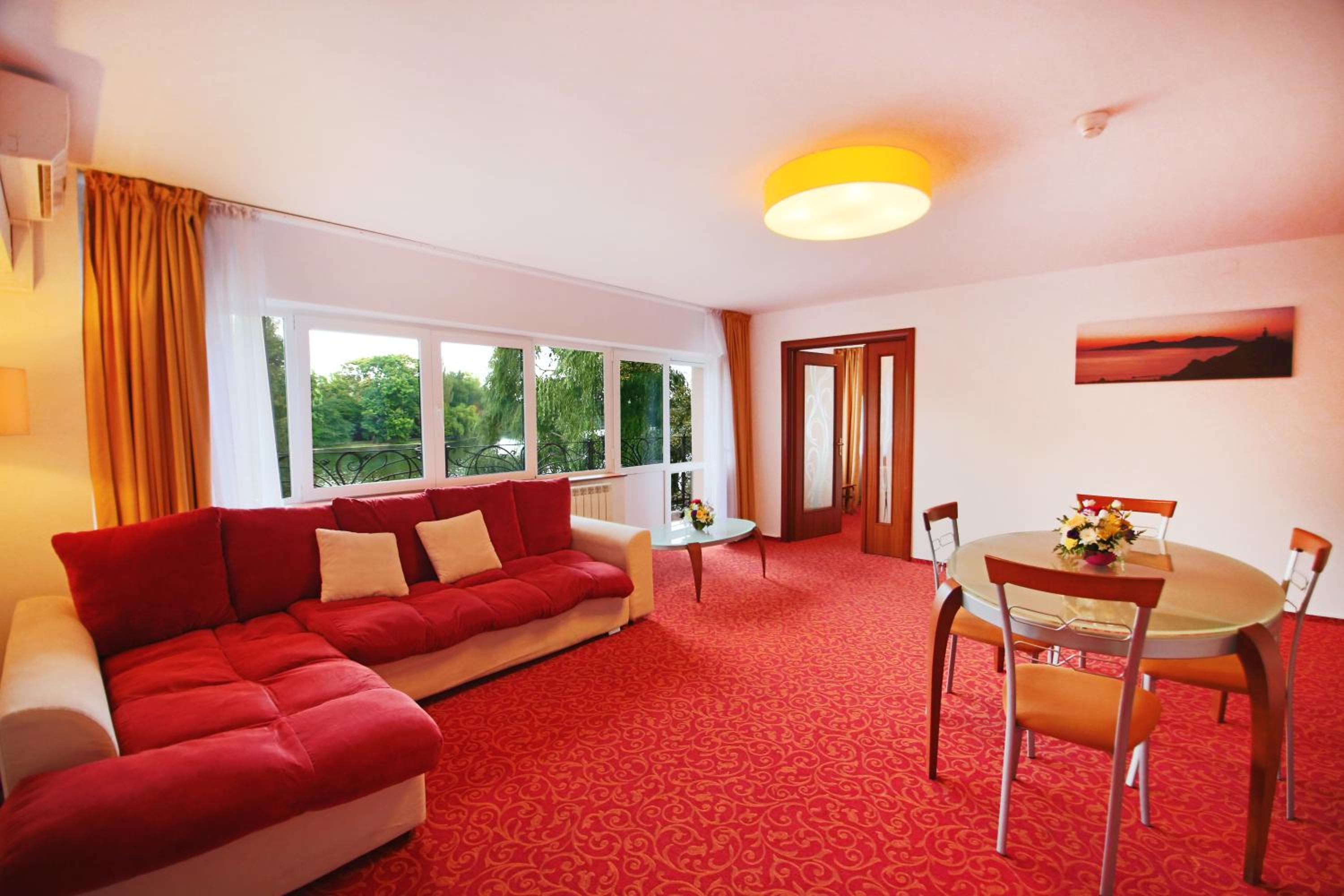 Apartment with Balcony and Lake View  photo 3