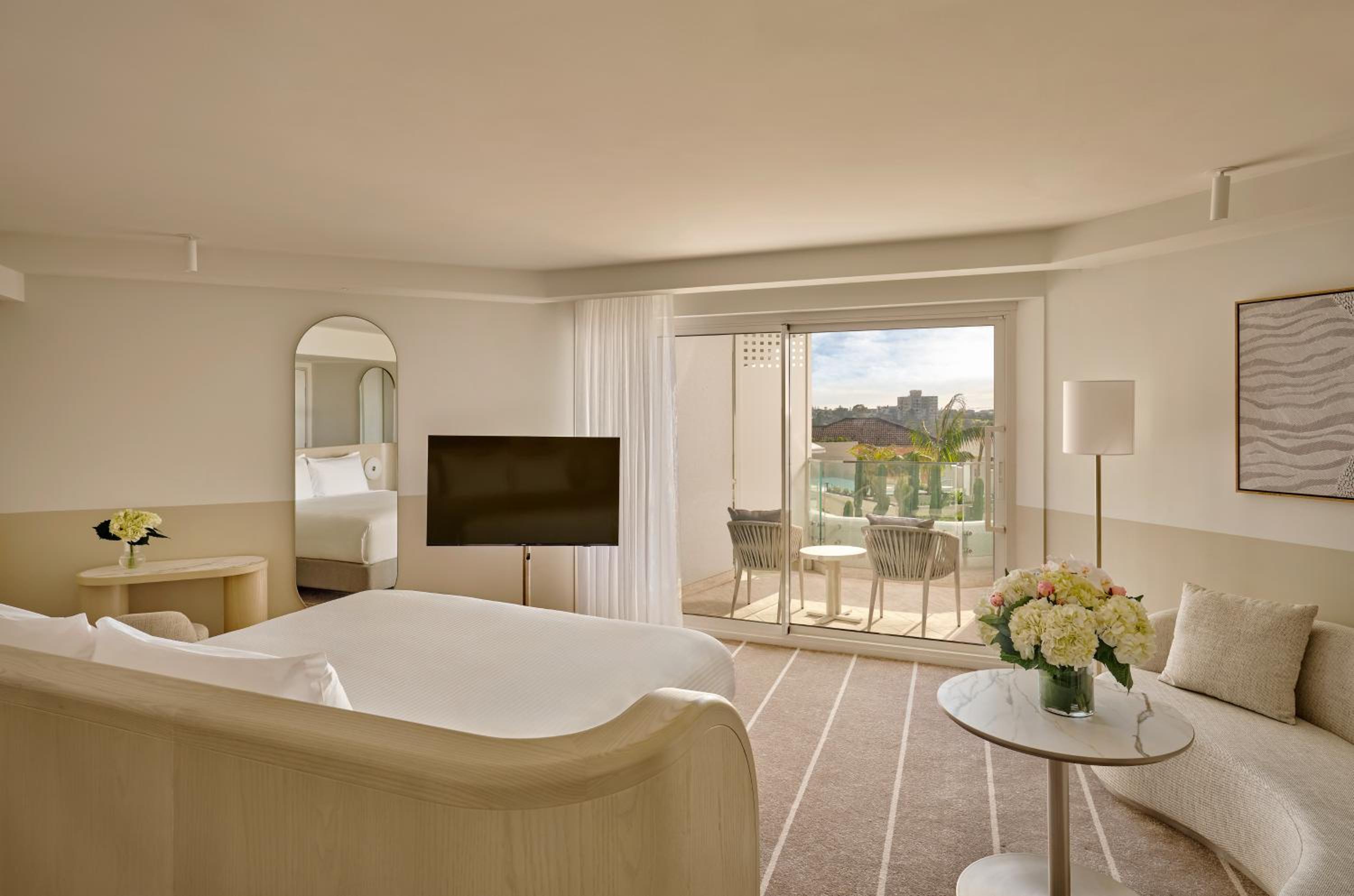 Junior King Suite with Pool View - Club Lounge Access