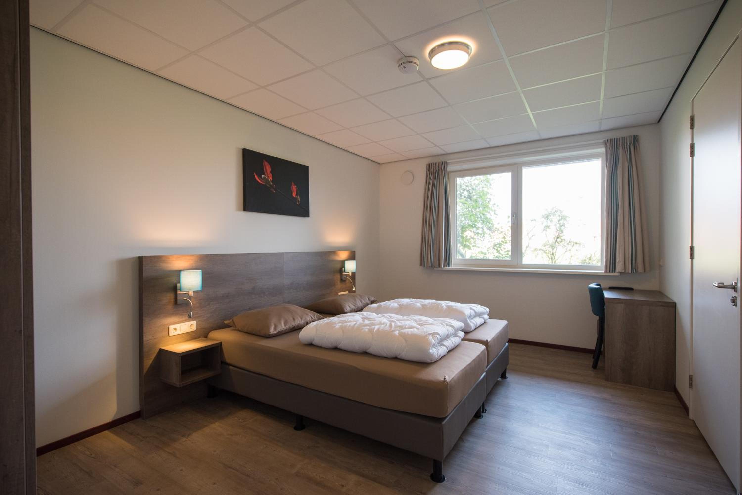 Eight-Bedroom House photo 1