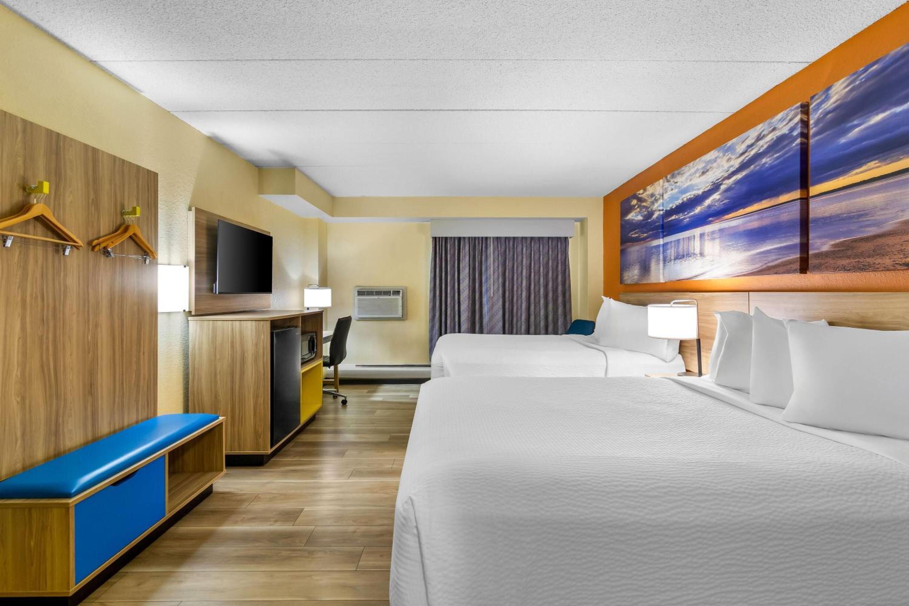 King Suite with Roll-In Shower - Mobility Accessible/Non-Smoking photo 3