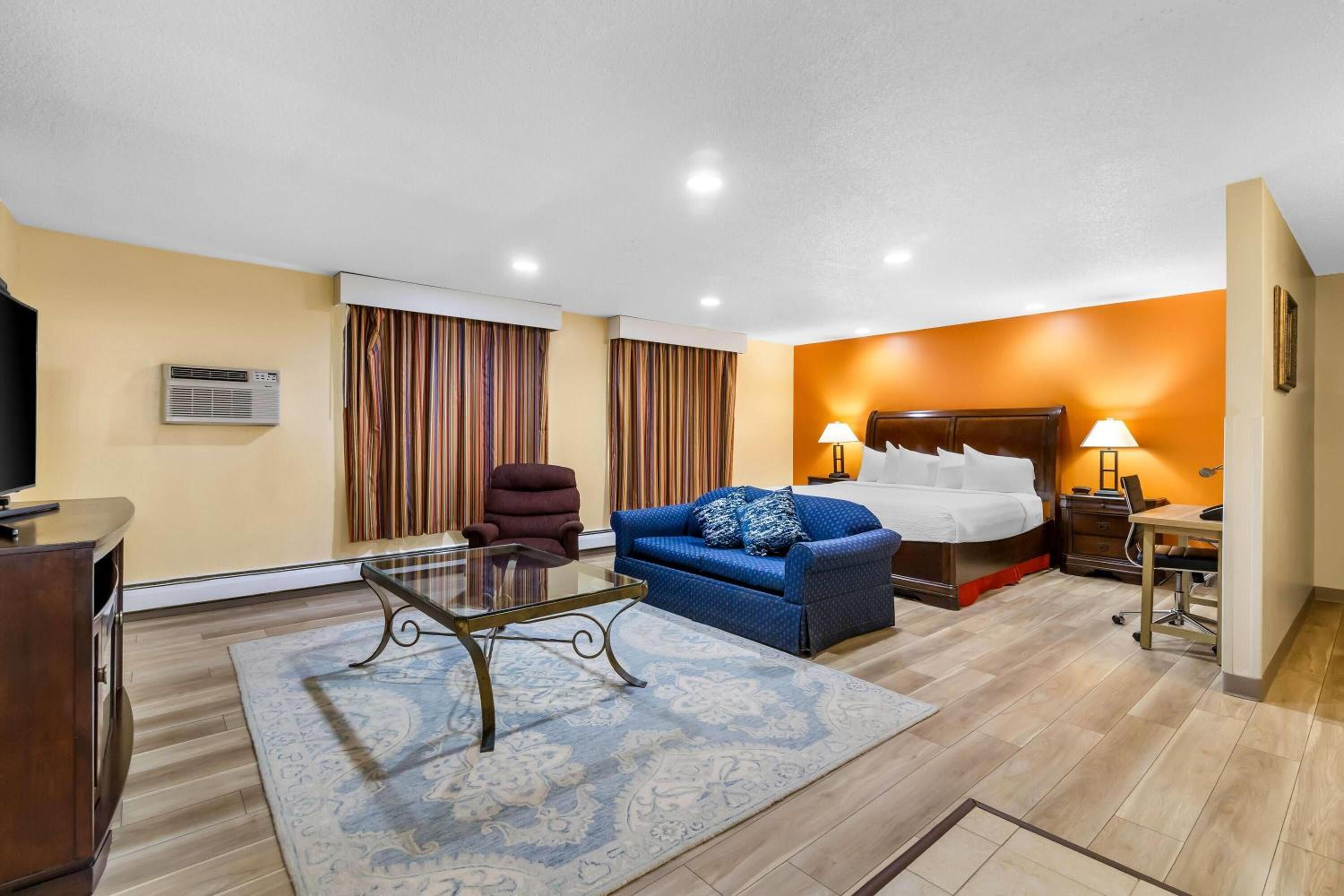 Business Suite with Two Queen Beds and One Sofa Bed - Non-Smoking - Photo 2