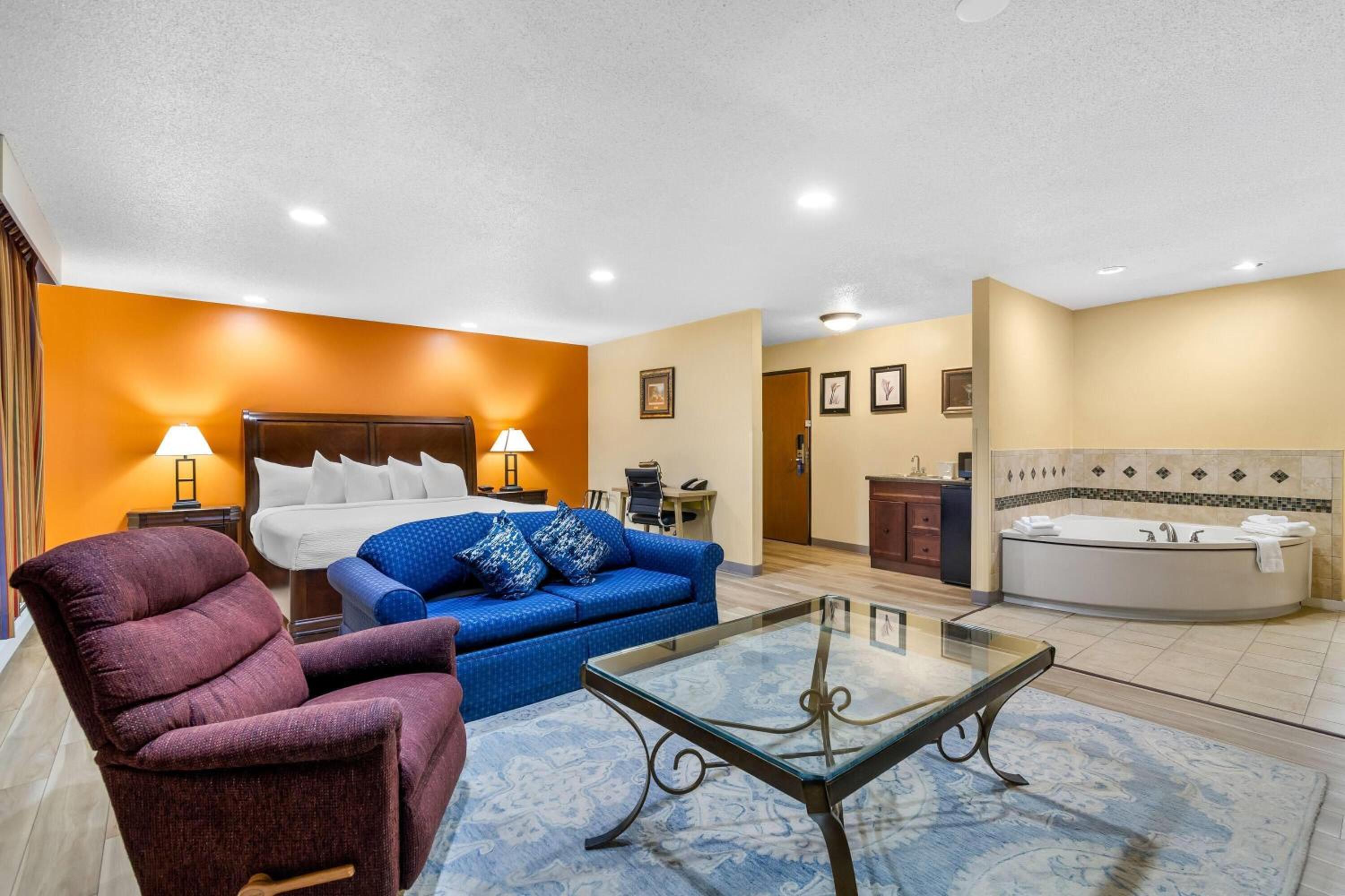 Business Suite with Two Queen Beds and One Sofa Bed - Non-Smoking - Photo 3