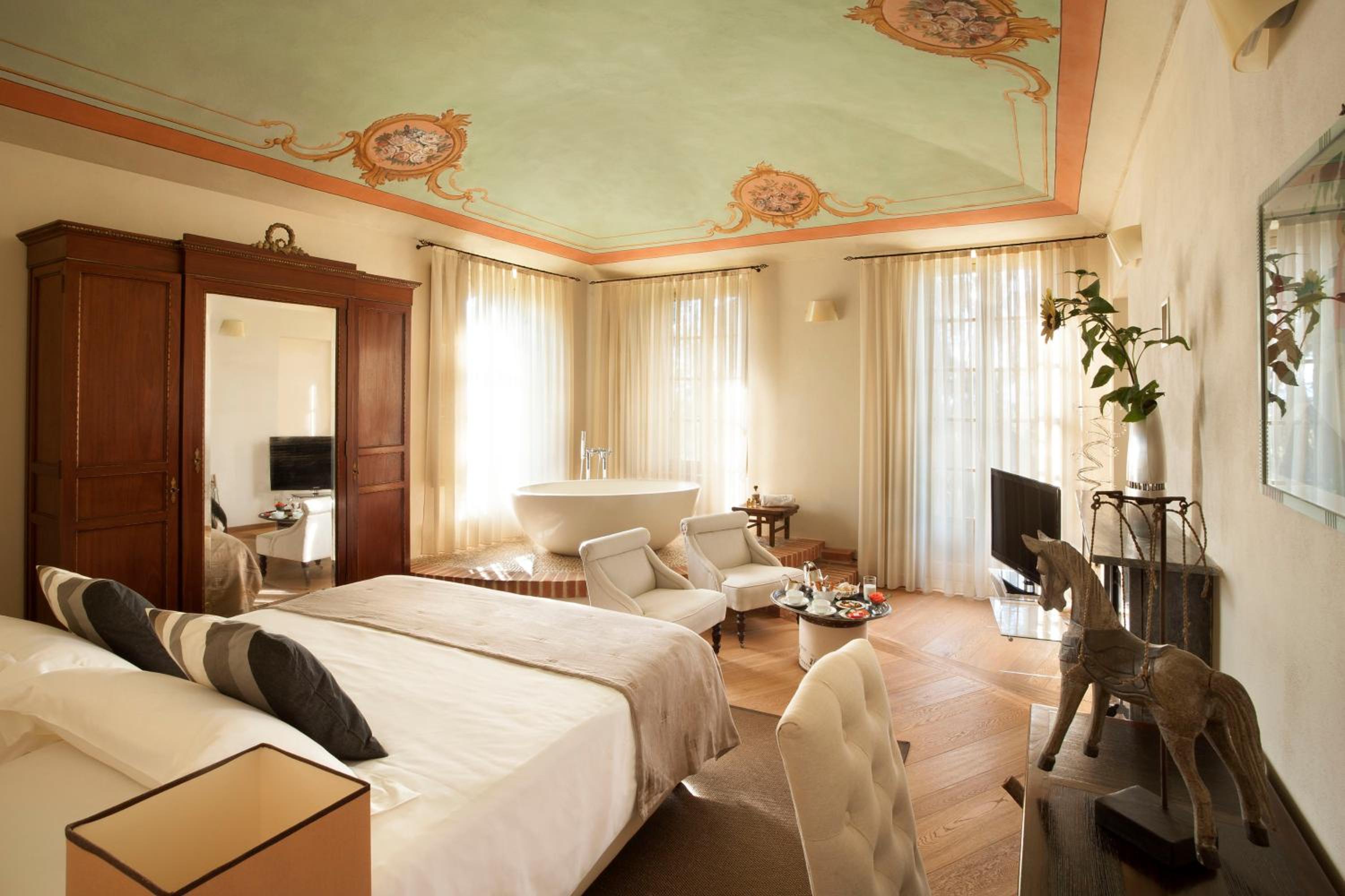 Suite - Photo 3
