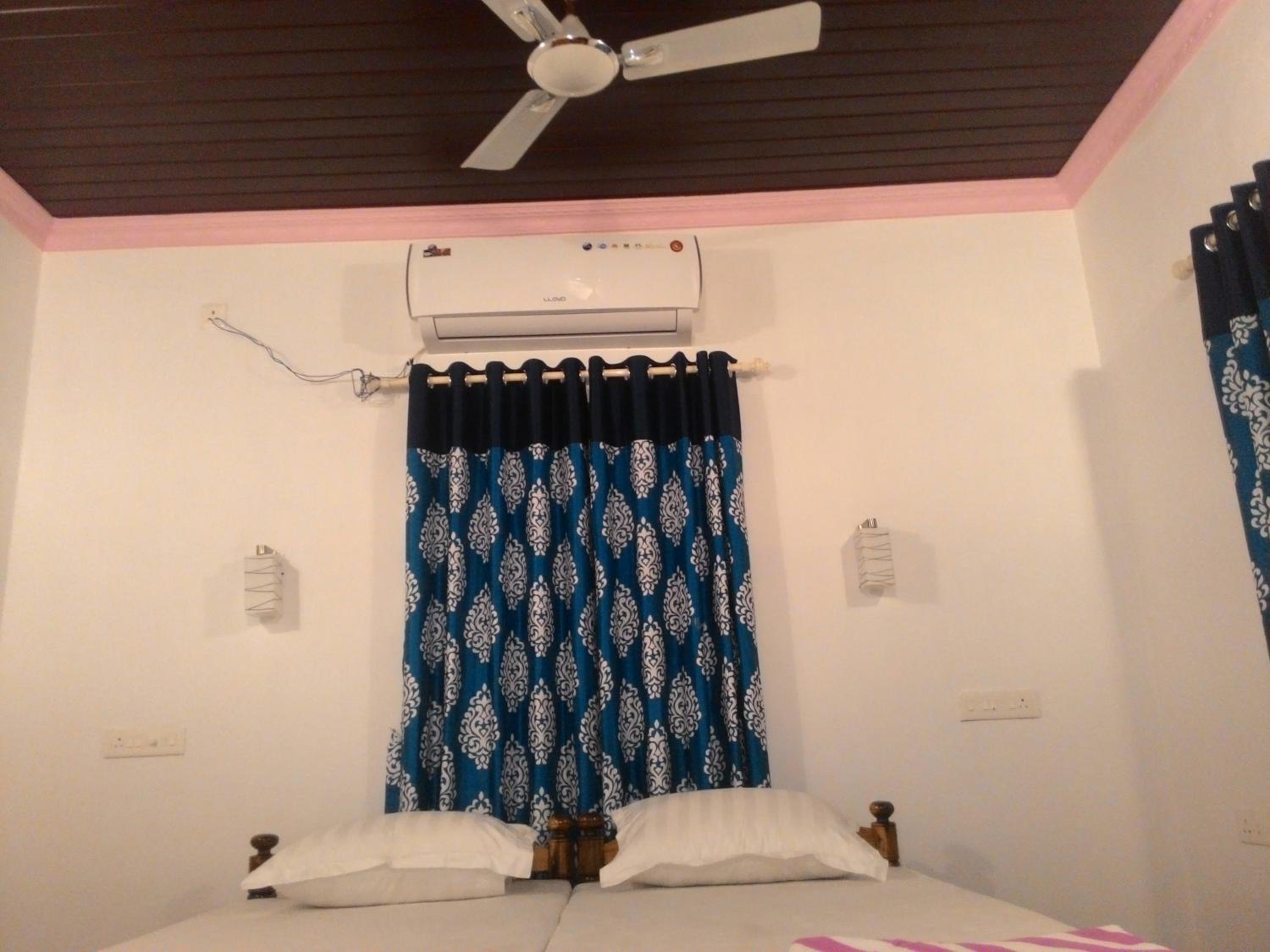 Deluxe Double Room (2 Adults + 1 Child) photo 1