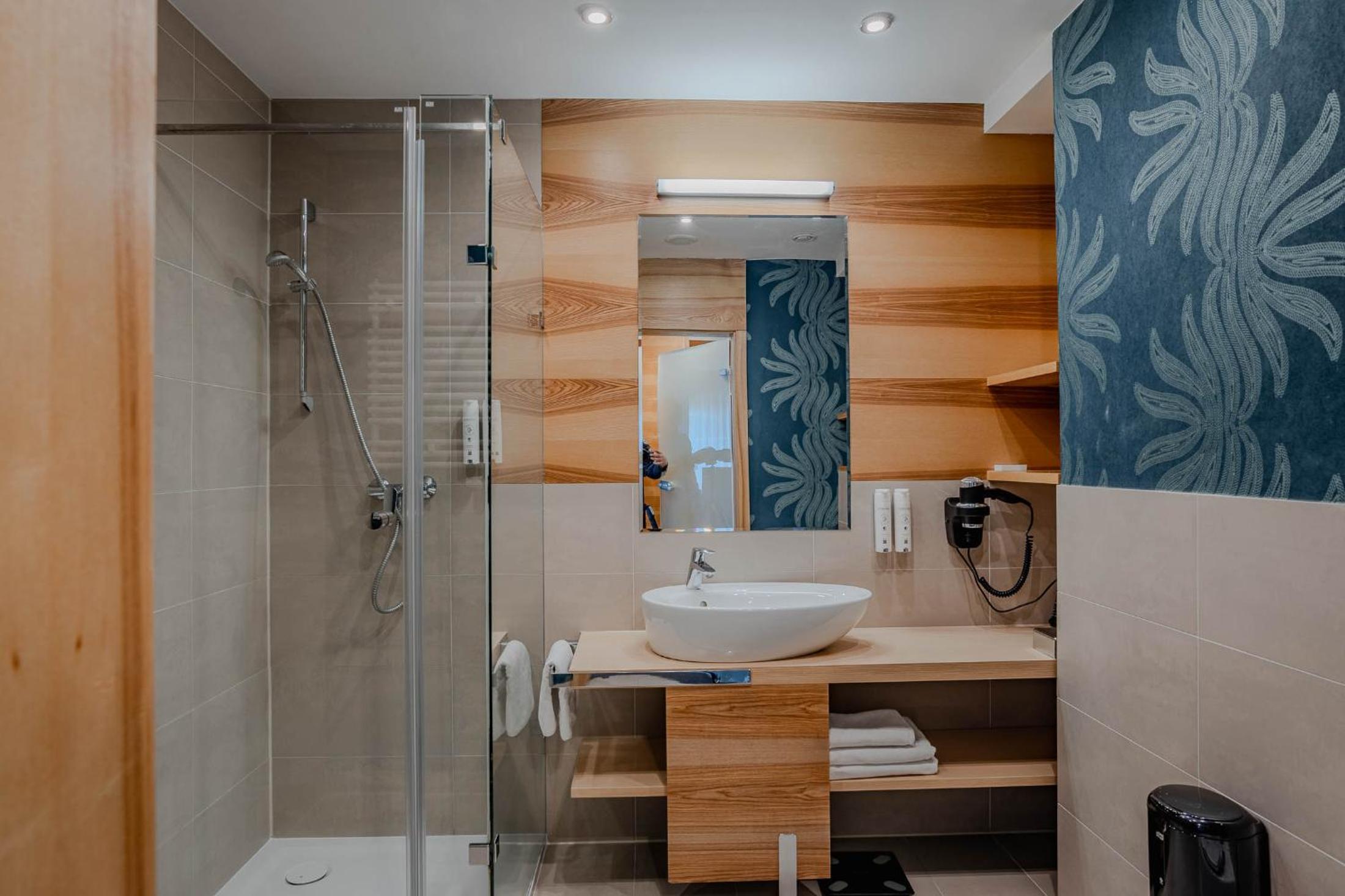 Standard Double or Twin Room with Lake view photo 1