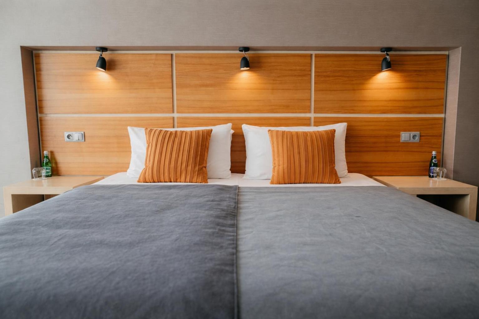 Standard Double or Twin Room with Lake view photo 2