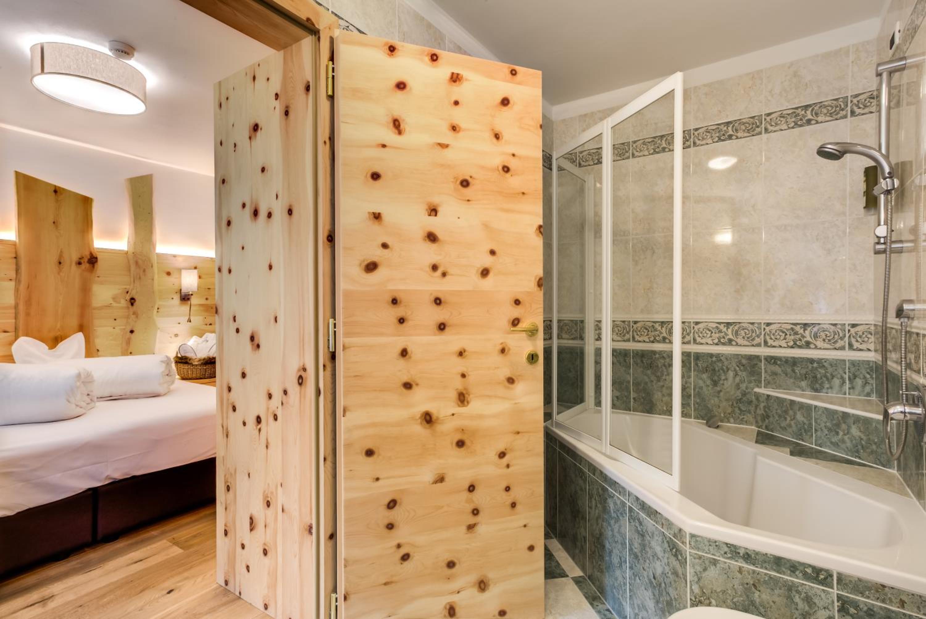 Single Room with Bath photo 3