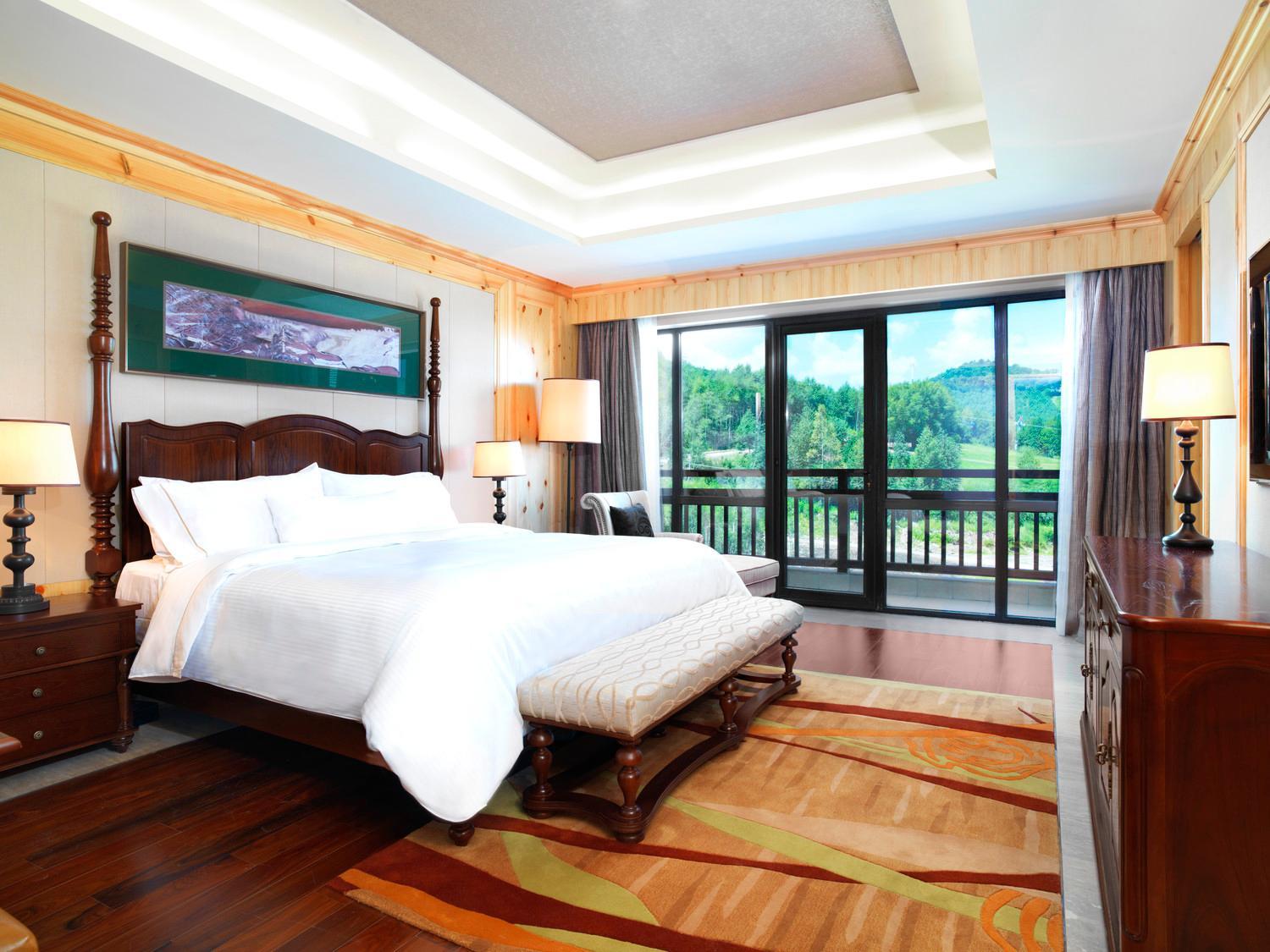 Executive One-Bedroom Vice Presidential Suite - Lounge Access