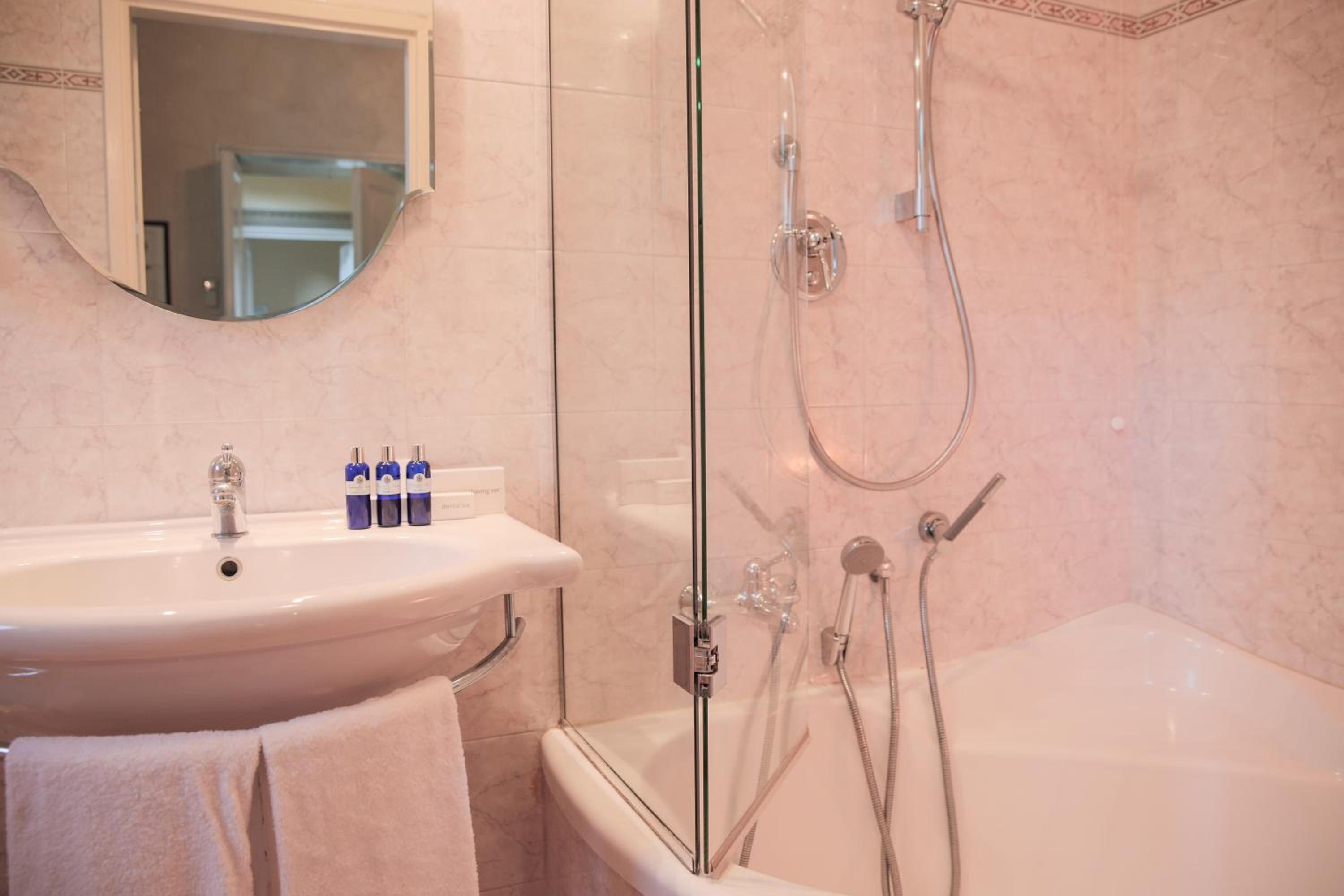 Superior Double Room thumbnail 5